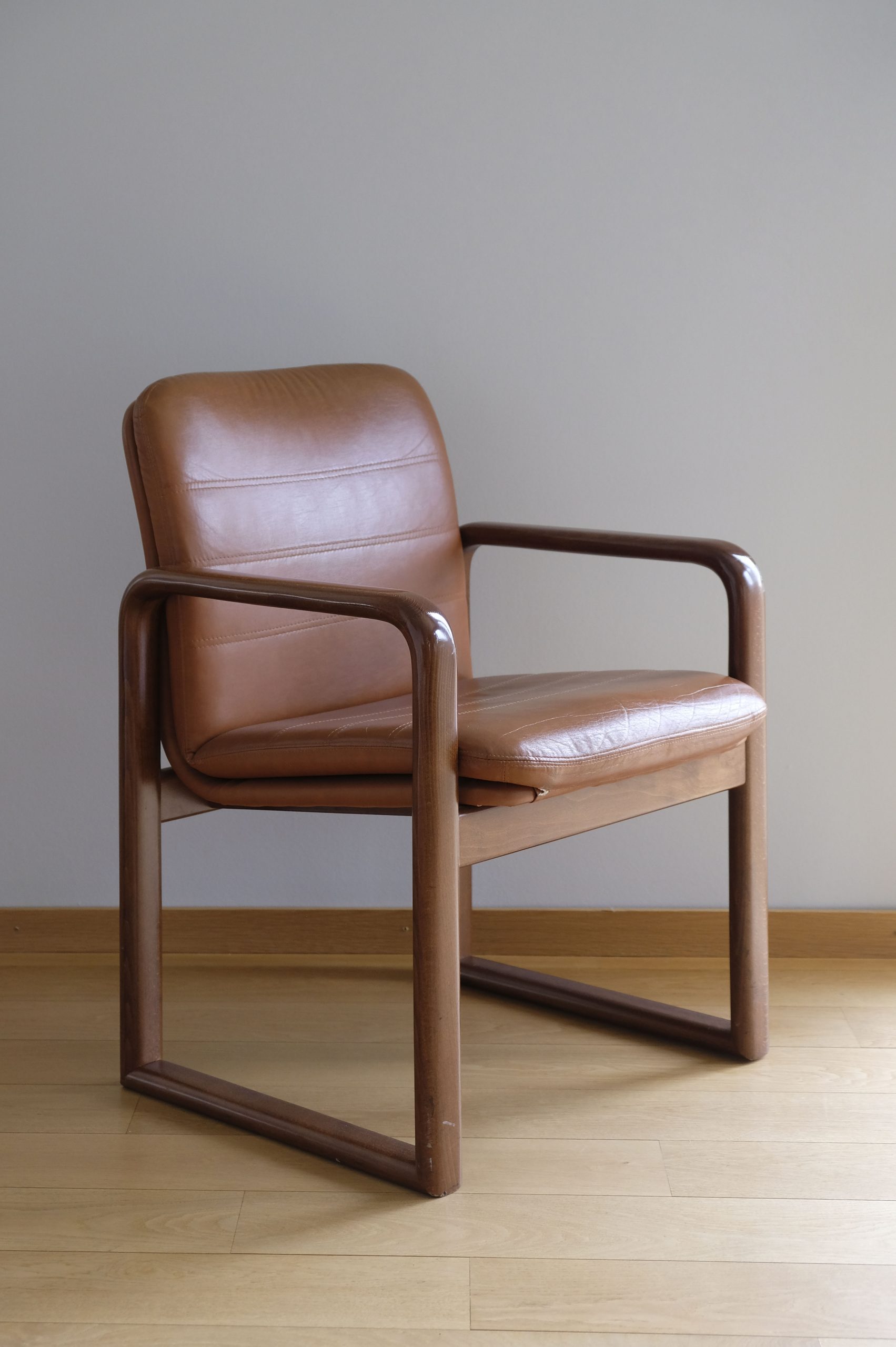 Fauteuil en bois et similicuir – Image 2