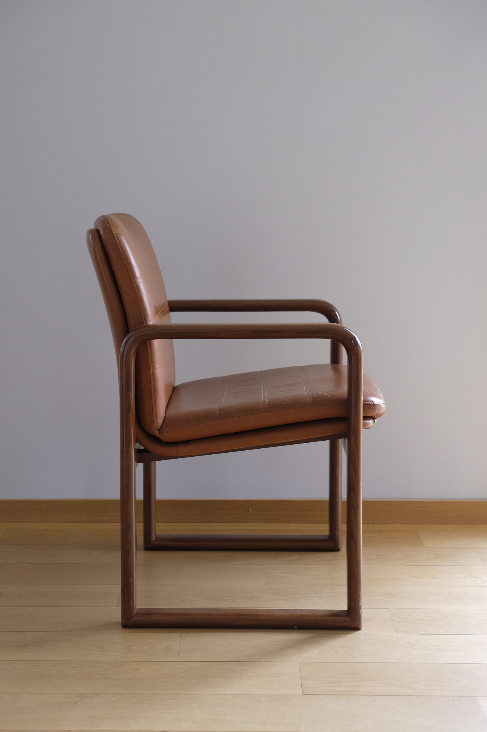 Fauteuil en bois et similicuir – Image 3