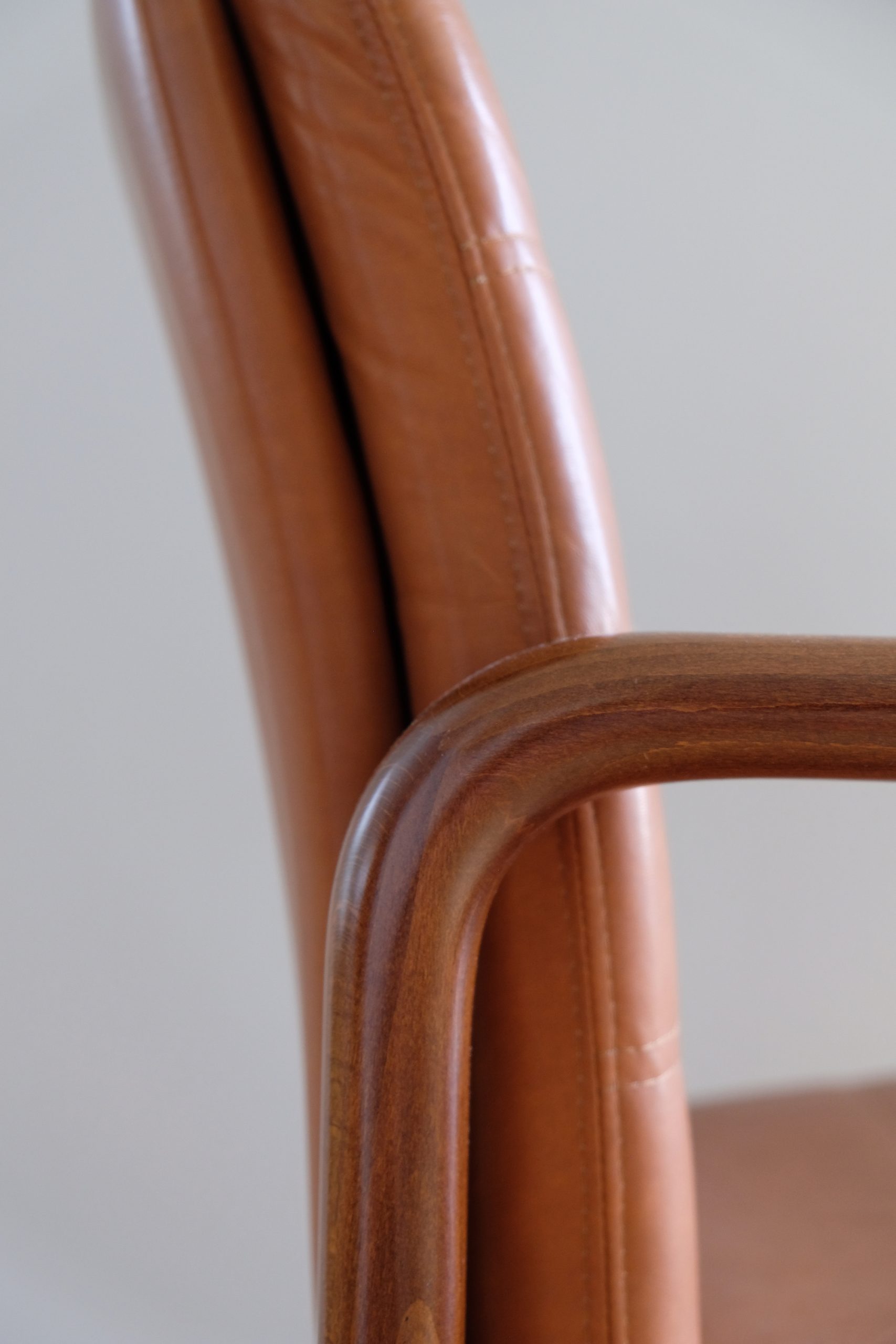 Fauteuil en bois et similicuir – Image 6