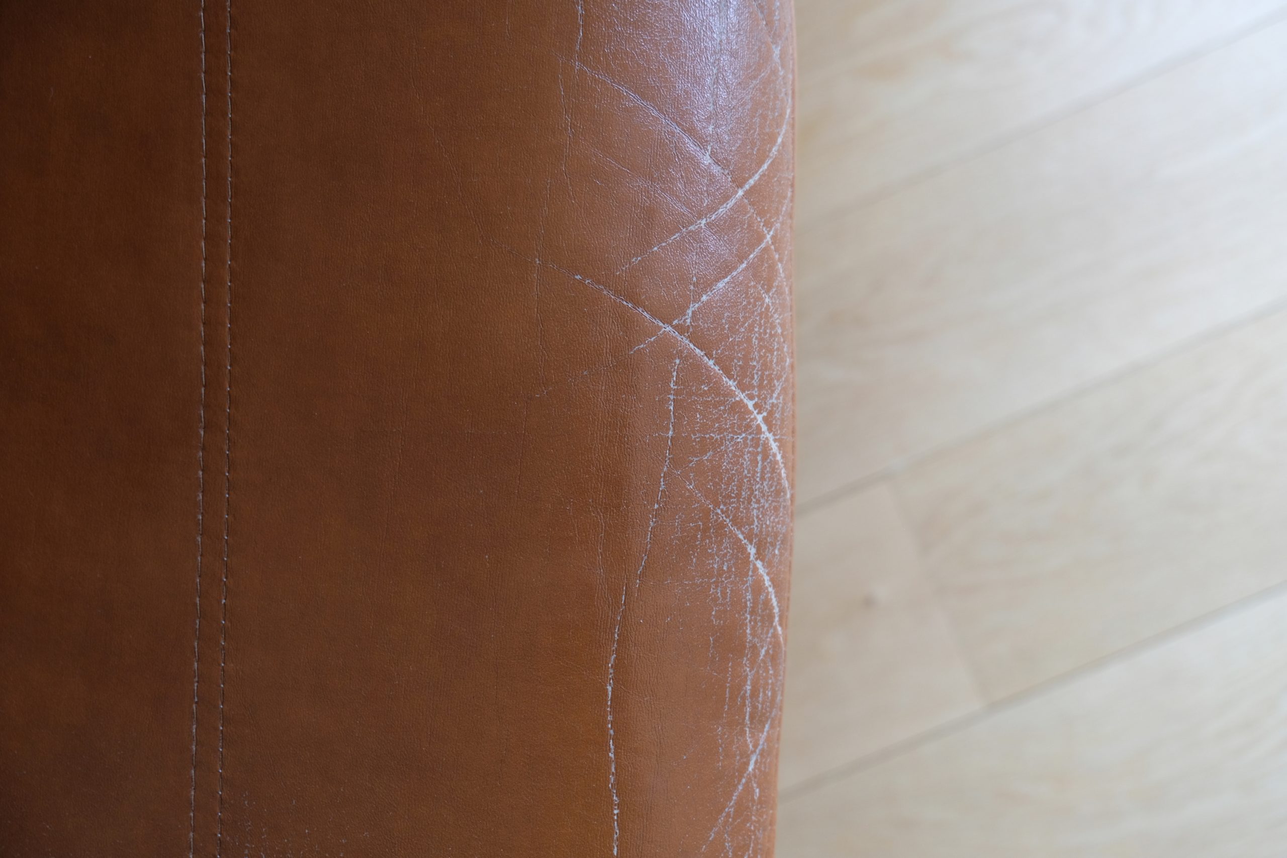 Fauteuil en bois et similicuir – Image 7