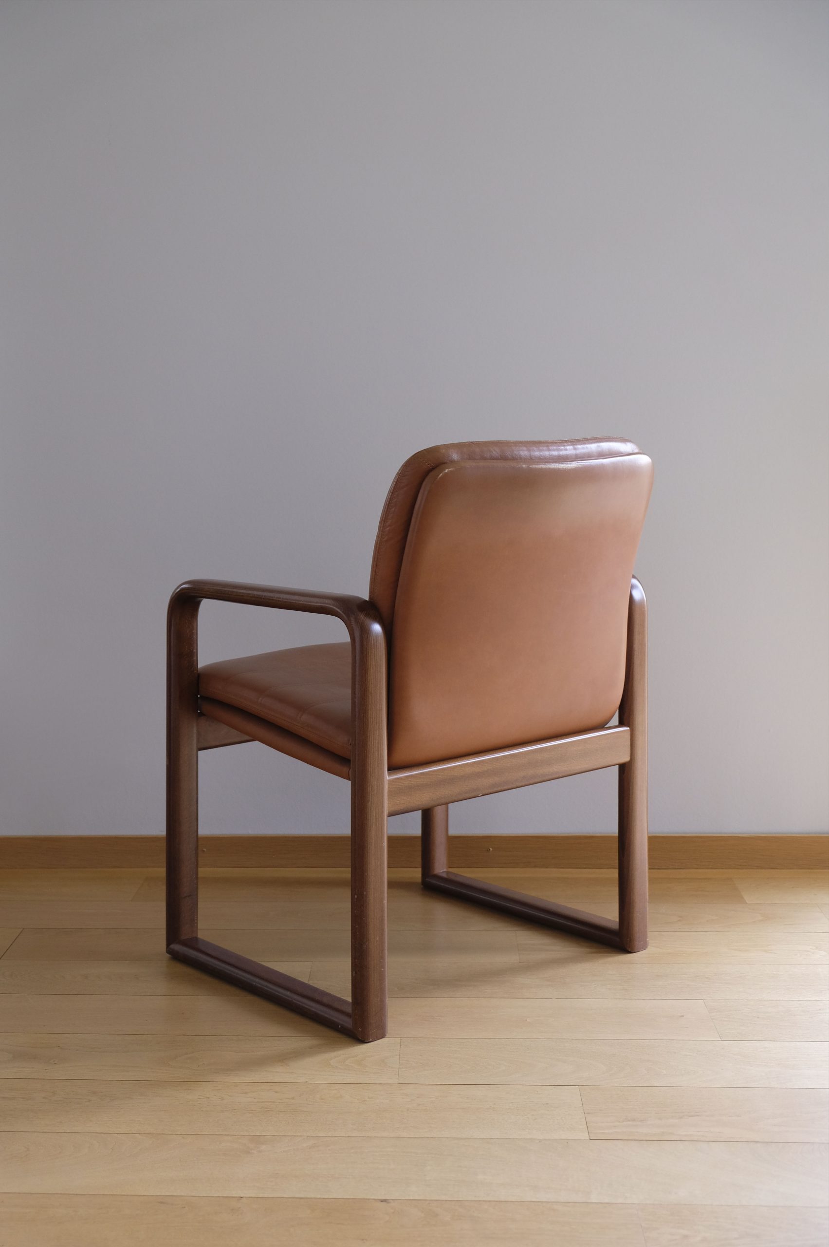 Fauteuil en bois et similicuir – Image 4