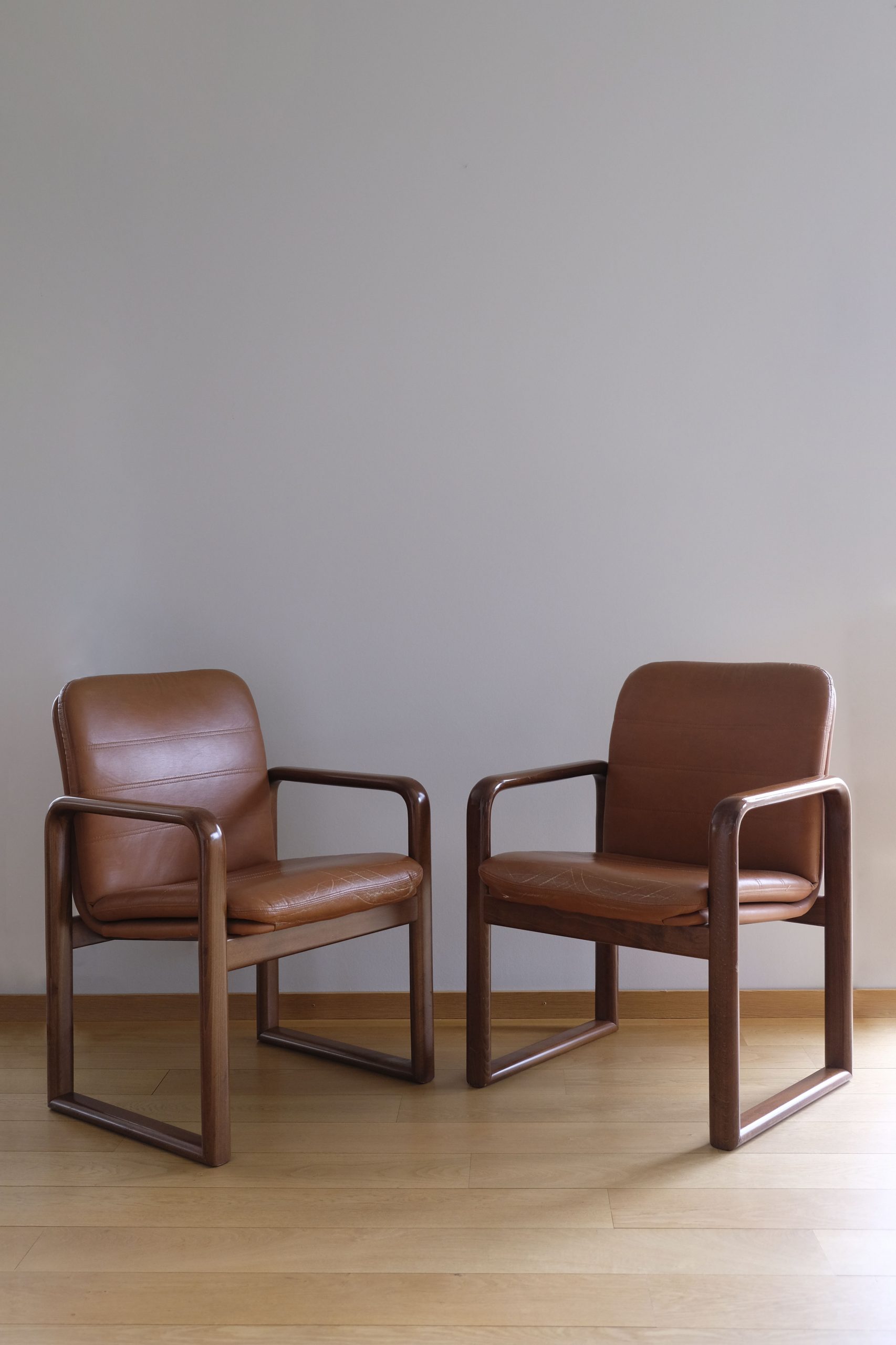 Fauteuil en bois et similicuir – Image 9