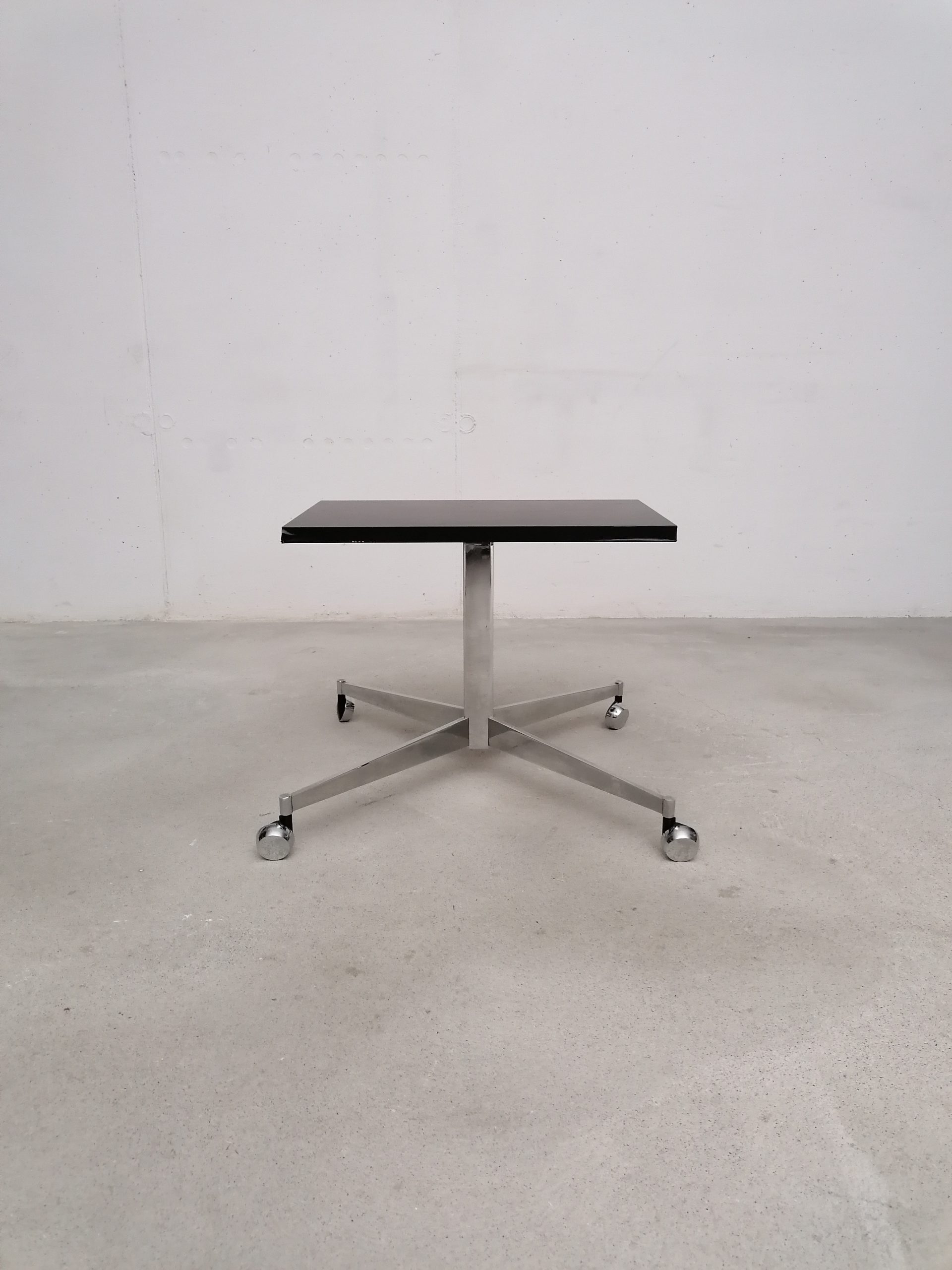 Table d'appoint sur roulettes – Image 3