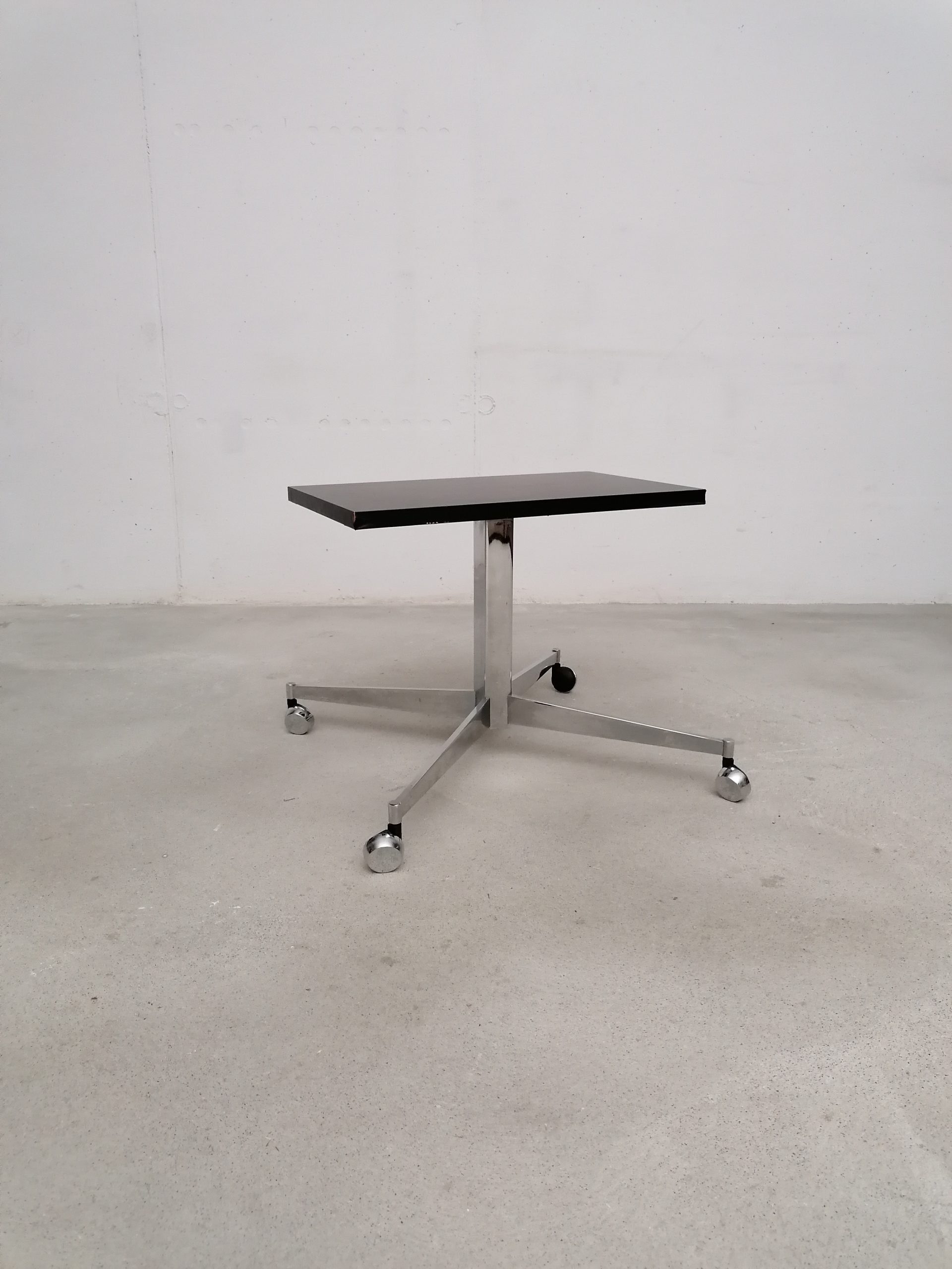 Table d'appoint sur roulettes – Image 2