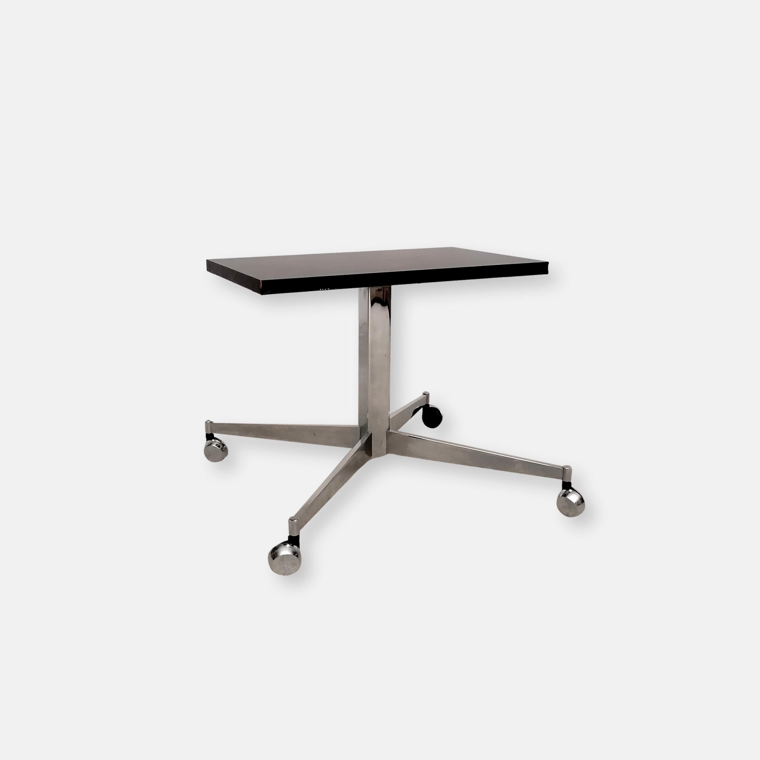 Table d'appoint sur roulettes vintage