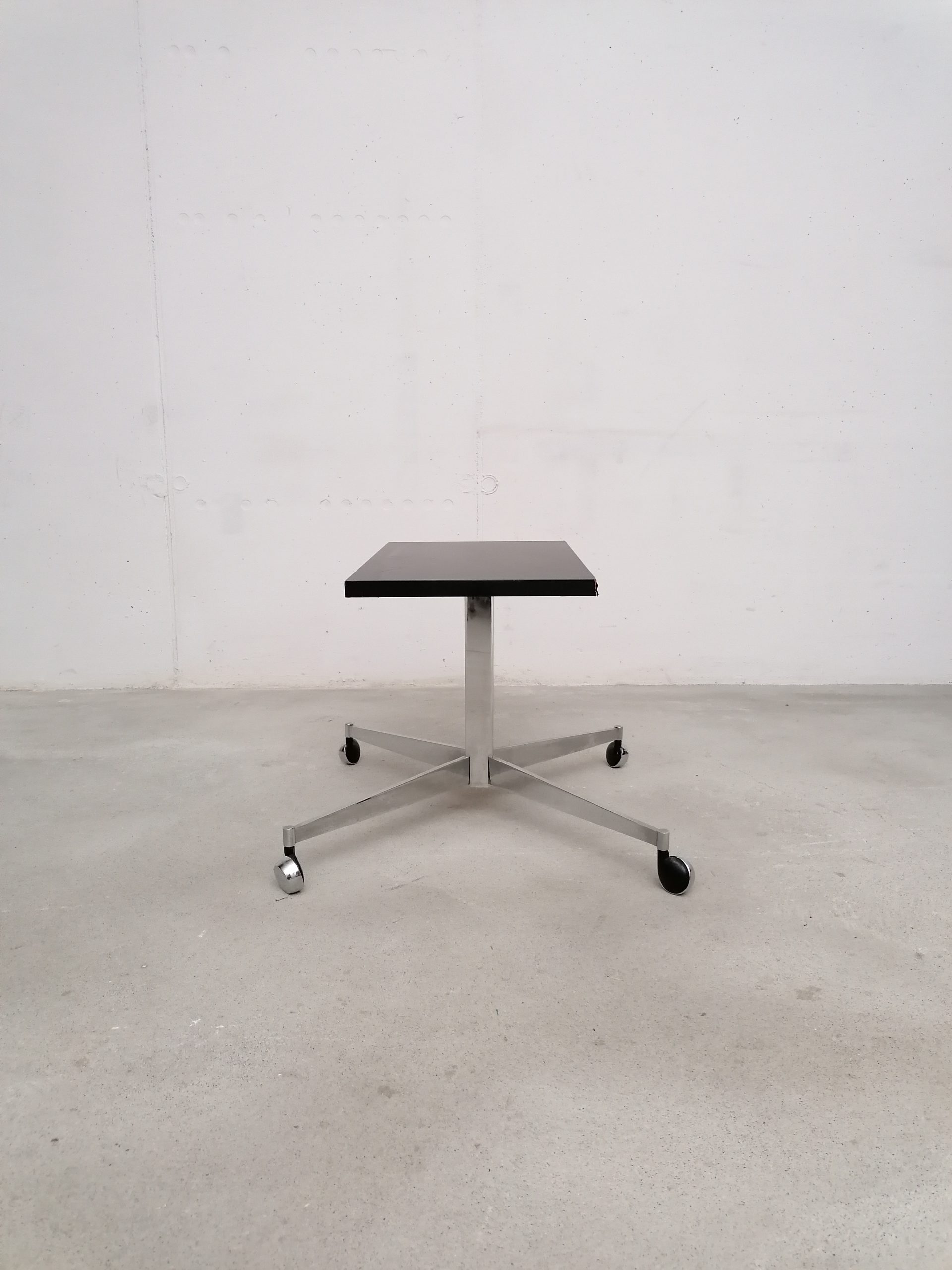 Table d'appoint sur roulettes – Image 4