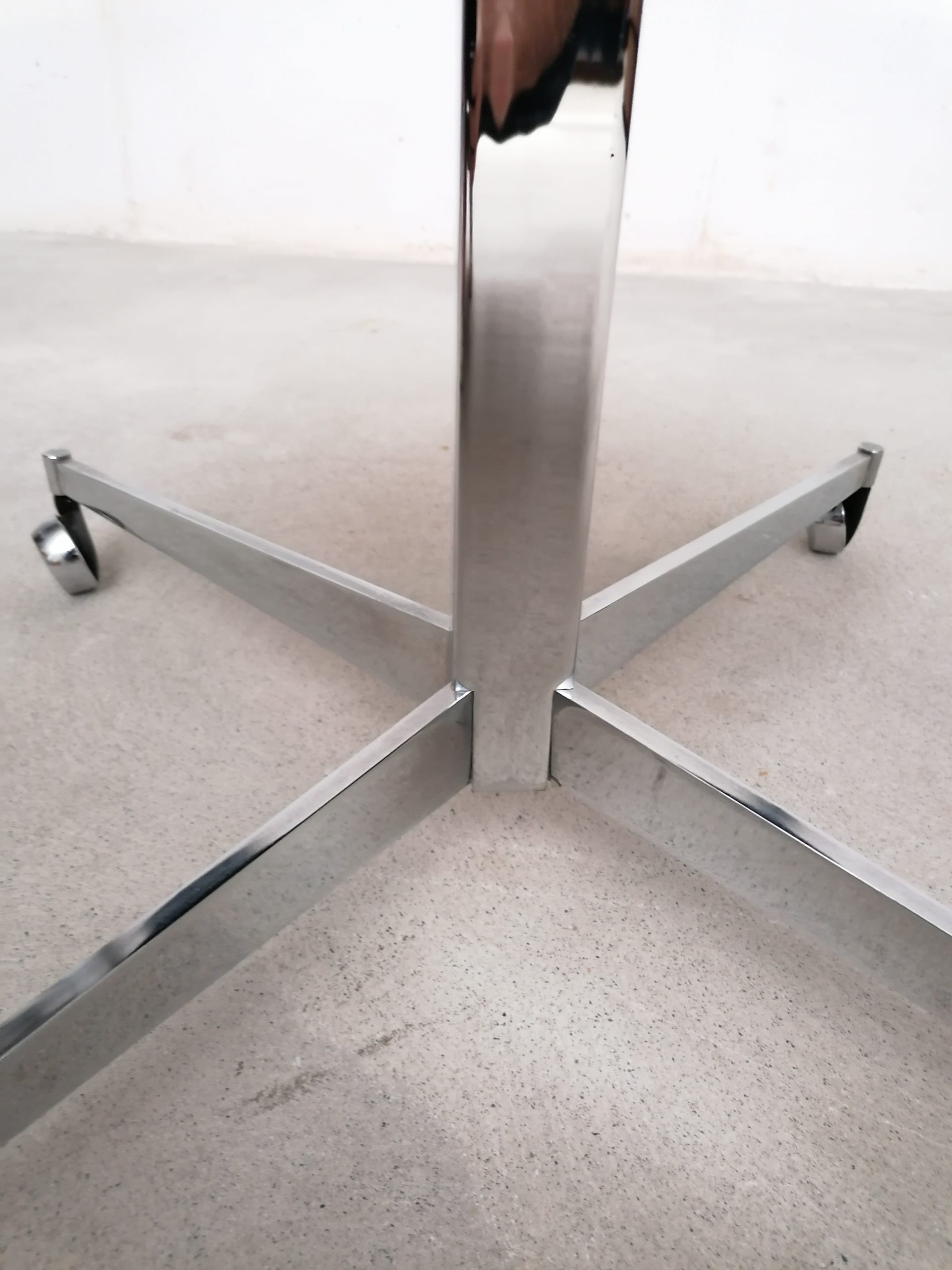 Table d'appoint sur roulettes – Image 9