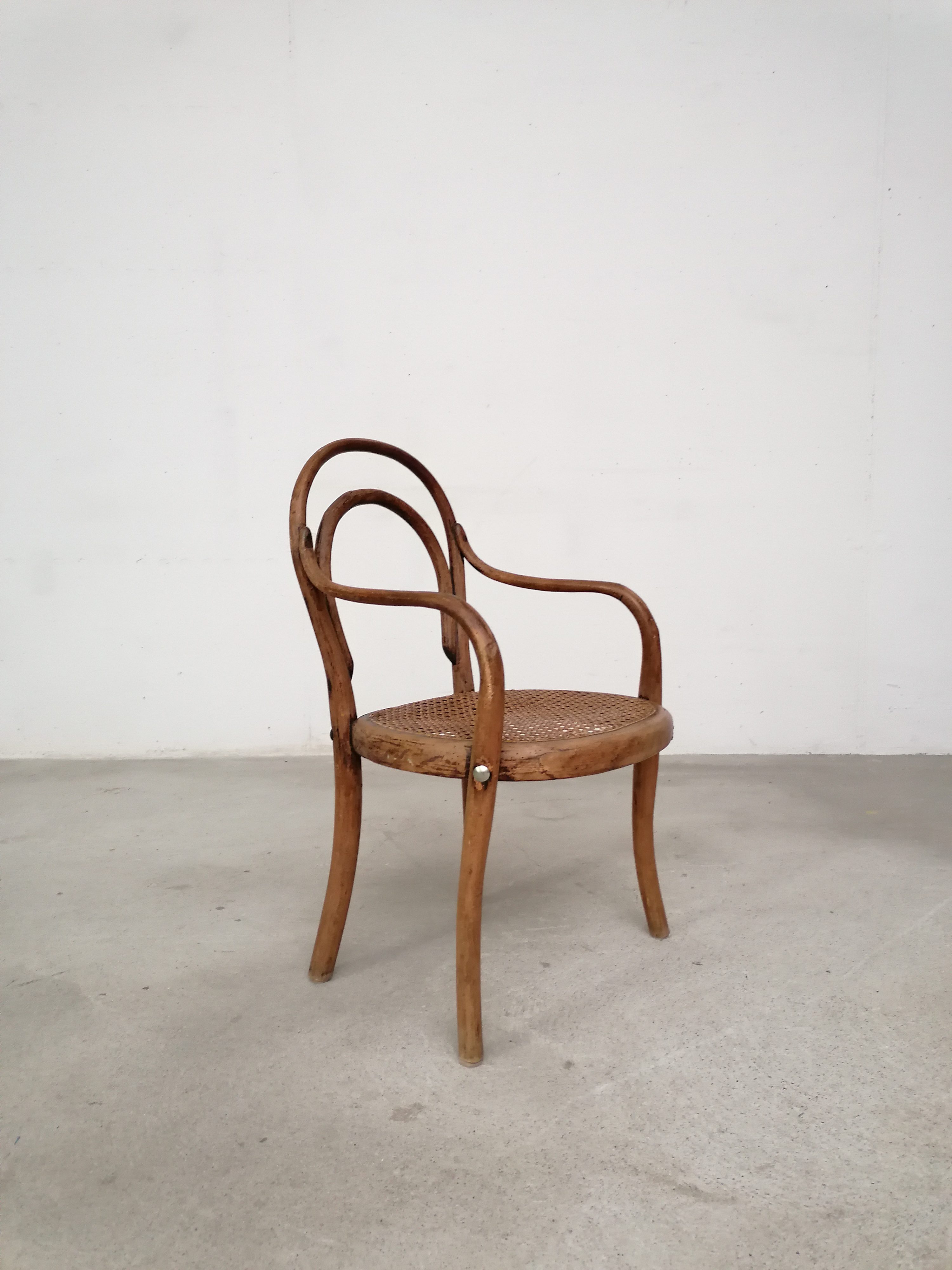 Chaise enfant en bois courbé – Image 2