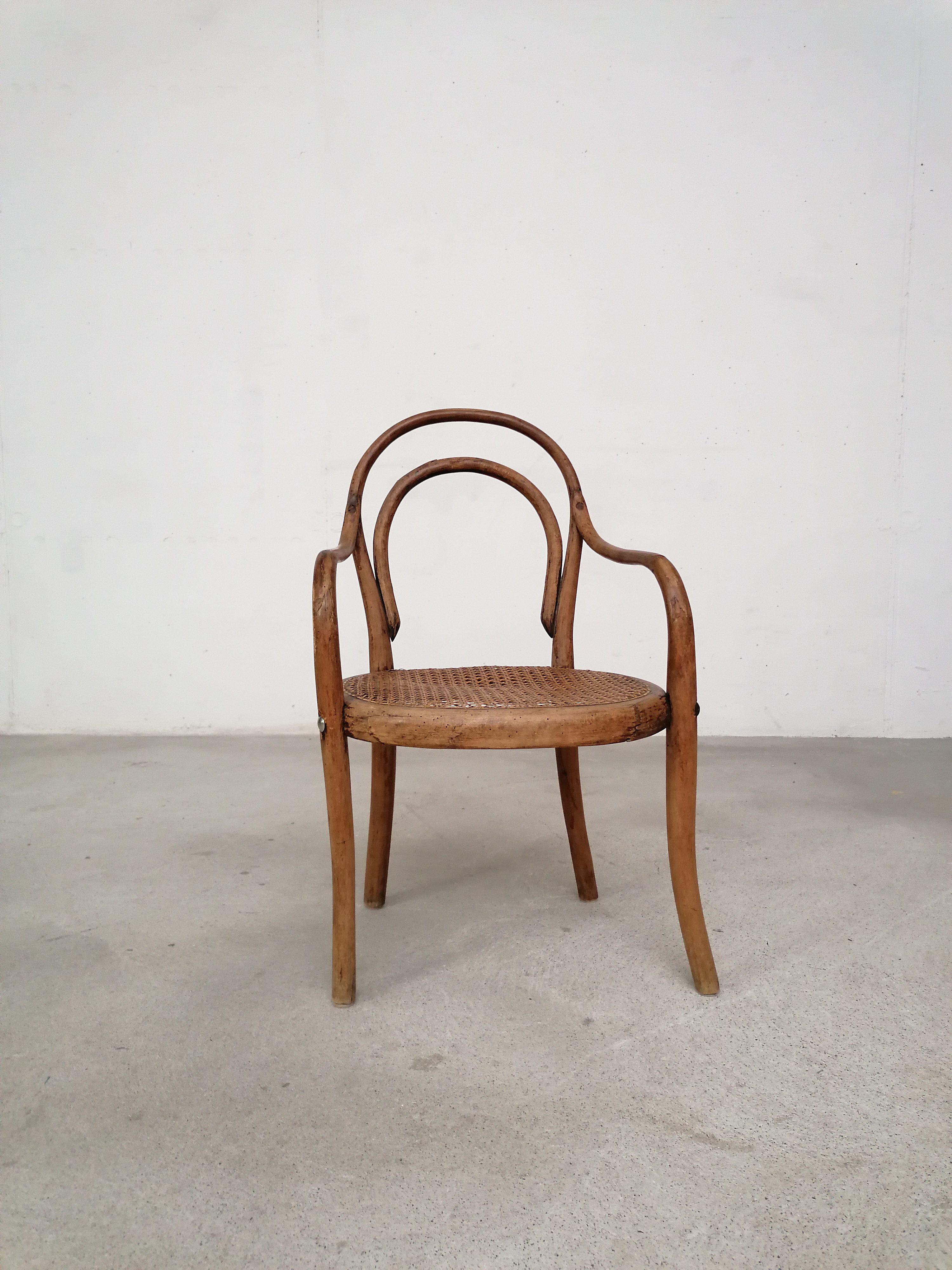 Chaise enfant en bois courbé – Image 3