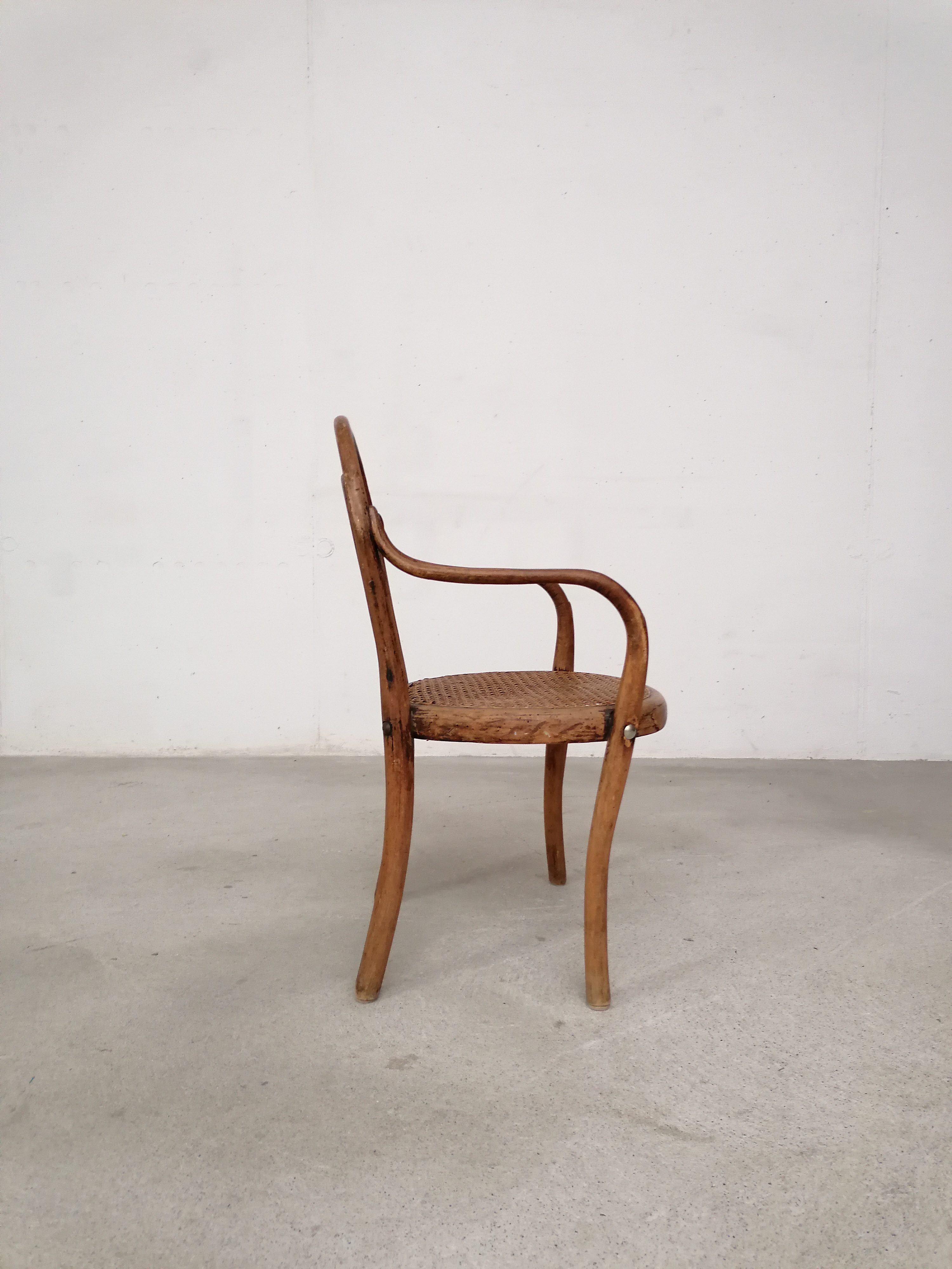 Chaise enfant en bois courbé – Image 4