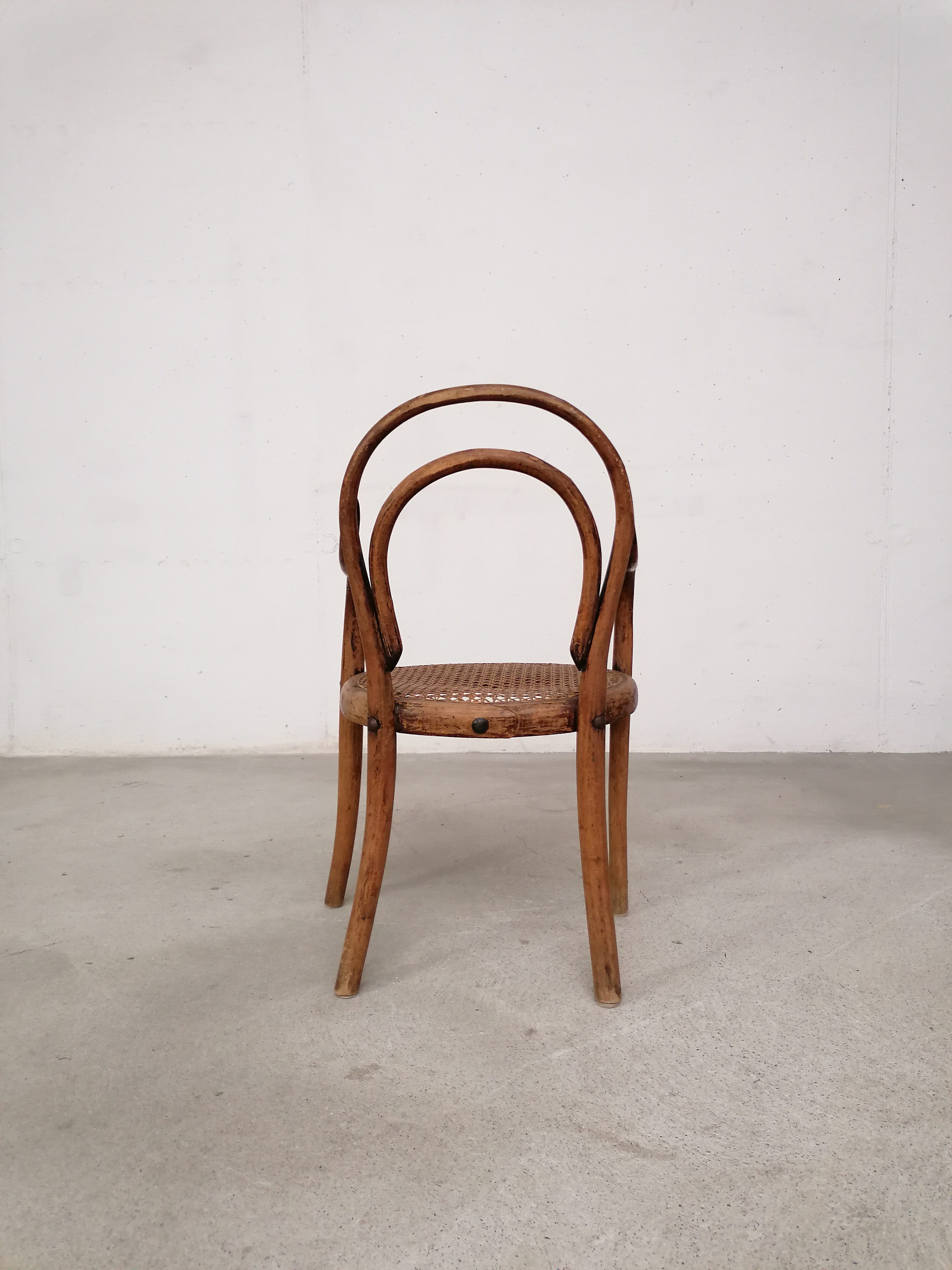 Chaise enfant en bois courbé – Image 5