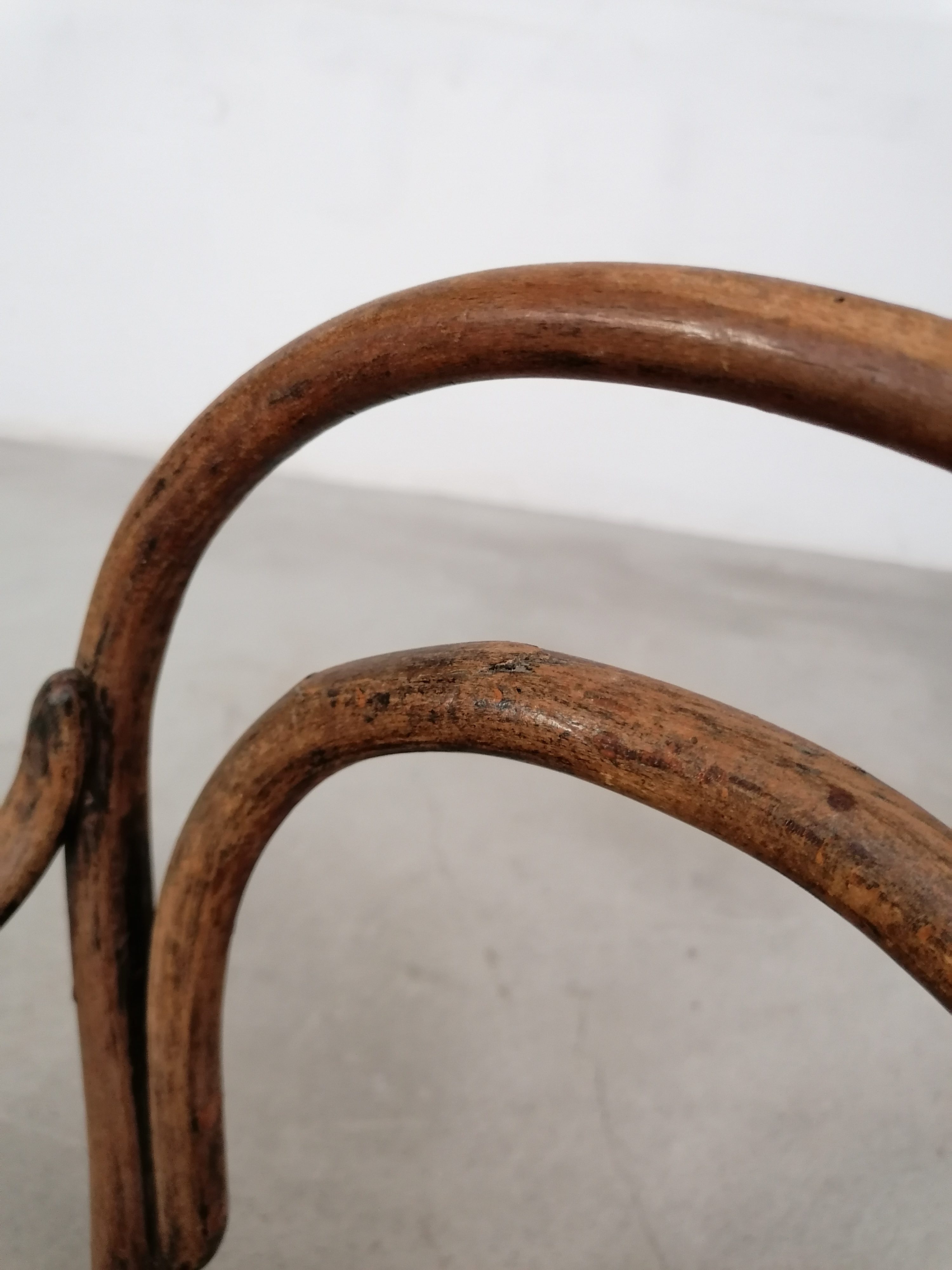 Chaise enfant en bois courbé – Image 8