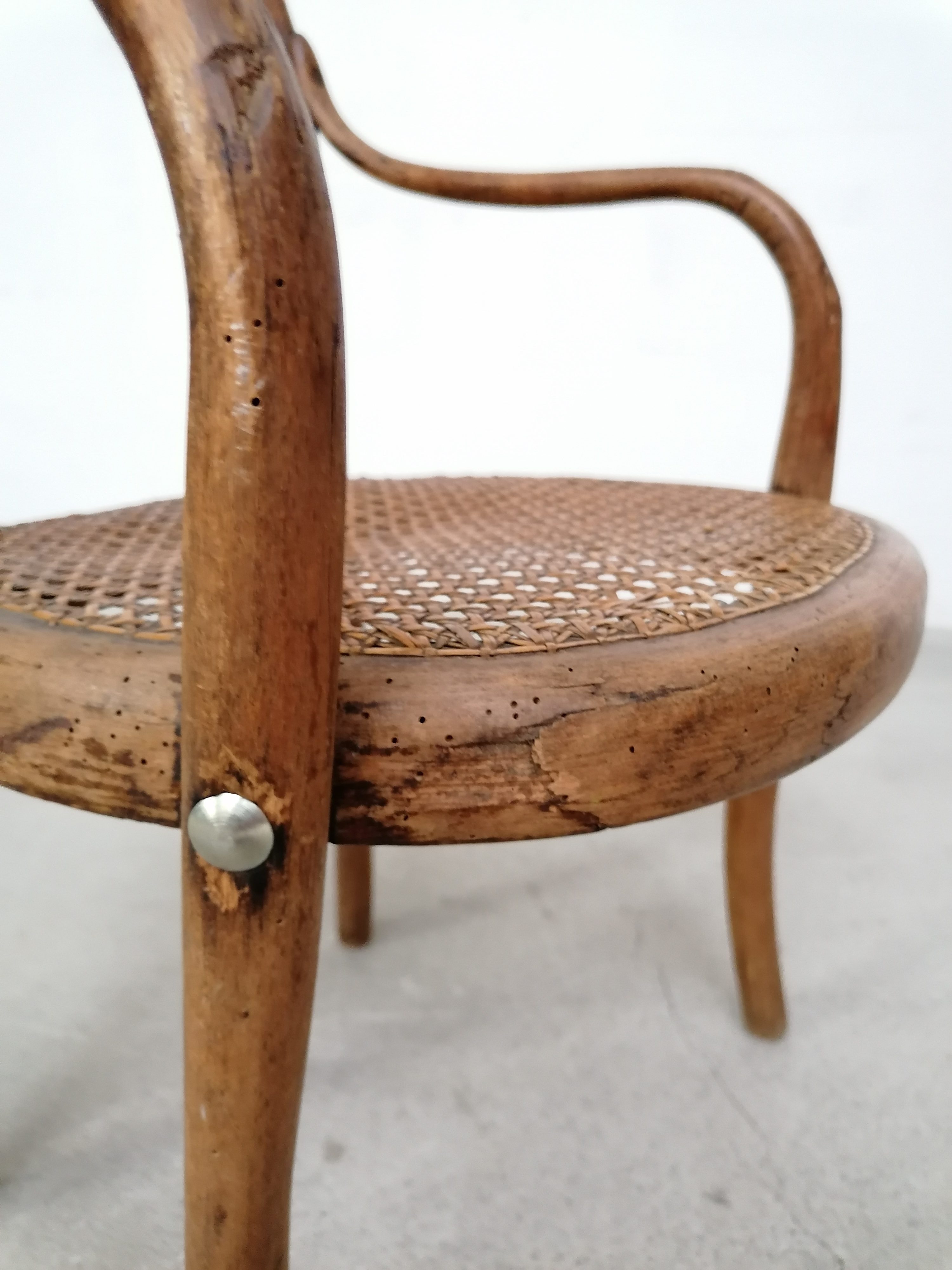 Chaise enfant en bois courbé – Image 9