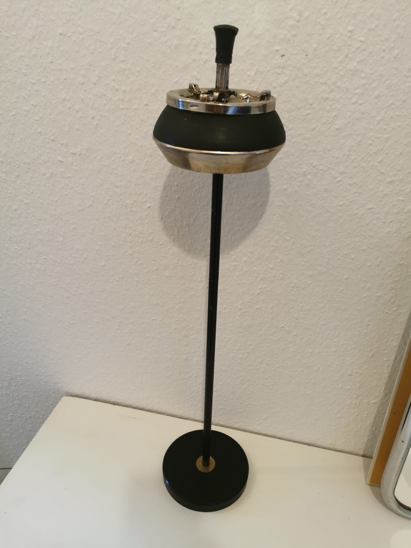 Cendrier sur pied vintage – Image 2