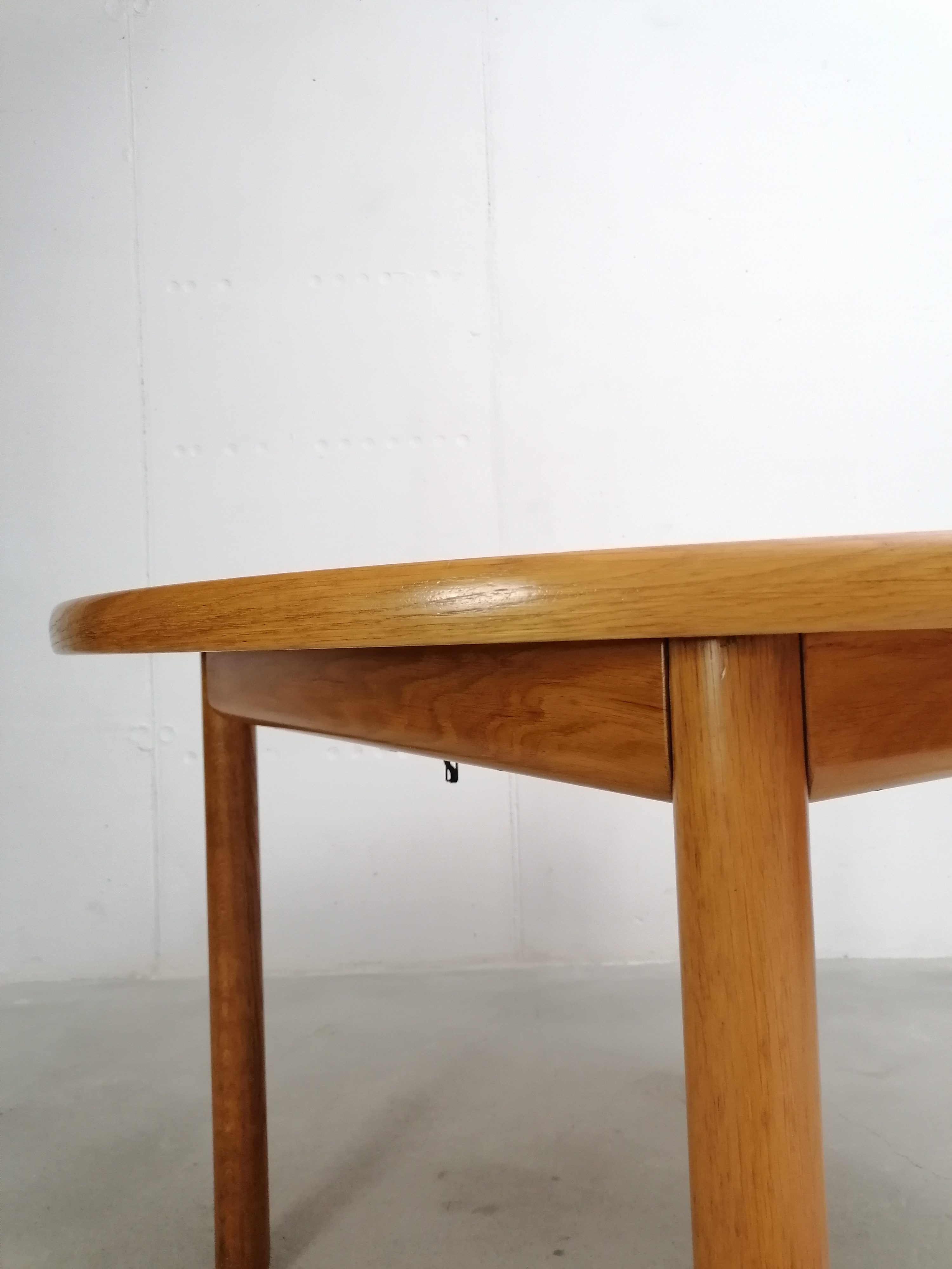 Ensemble table et chaises – Image 9