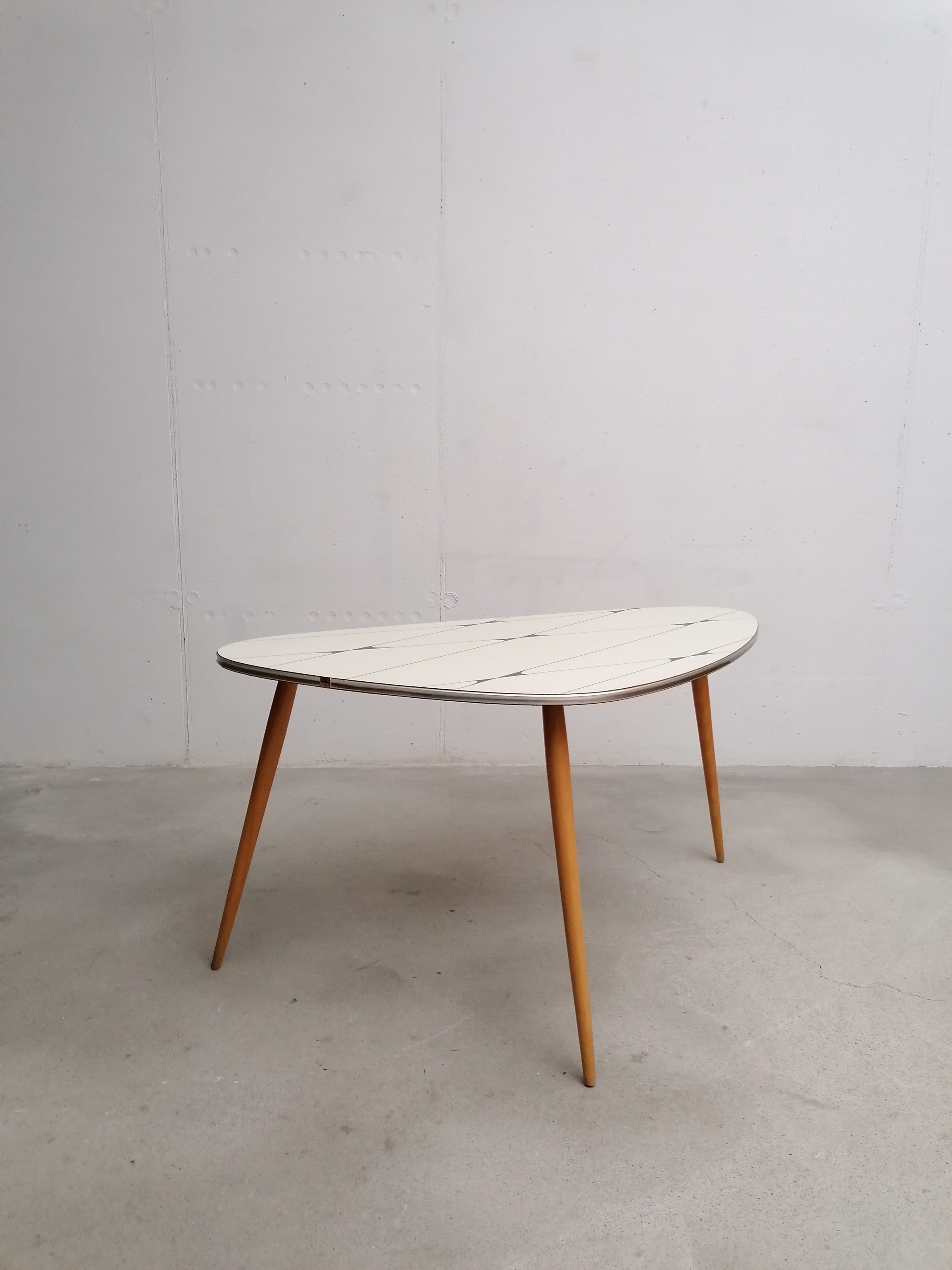 Grande table d'appoint tripode – Image 3