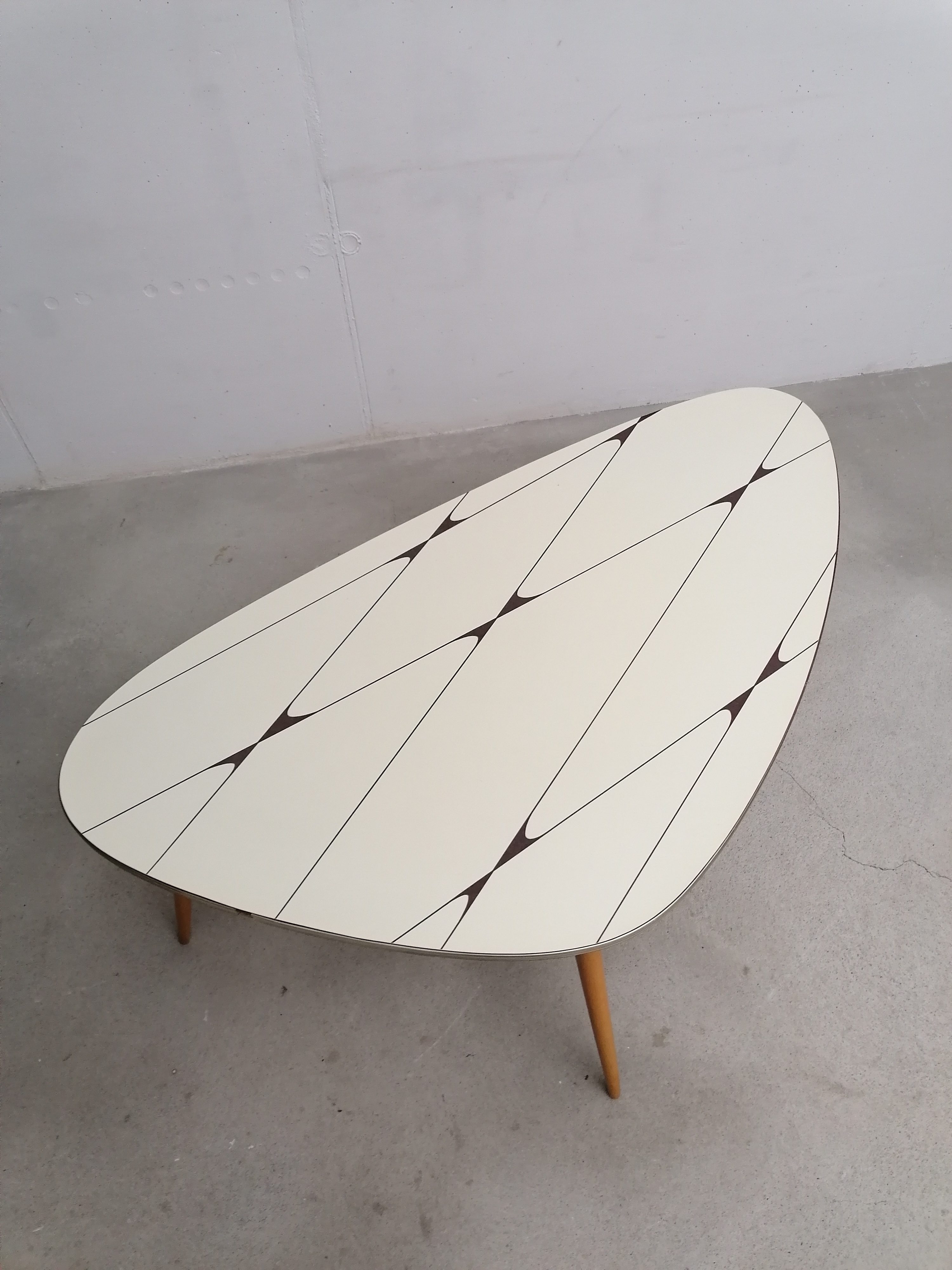 Grande table d'appoint tripode – Image 7