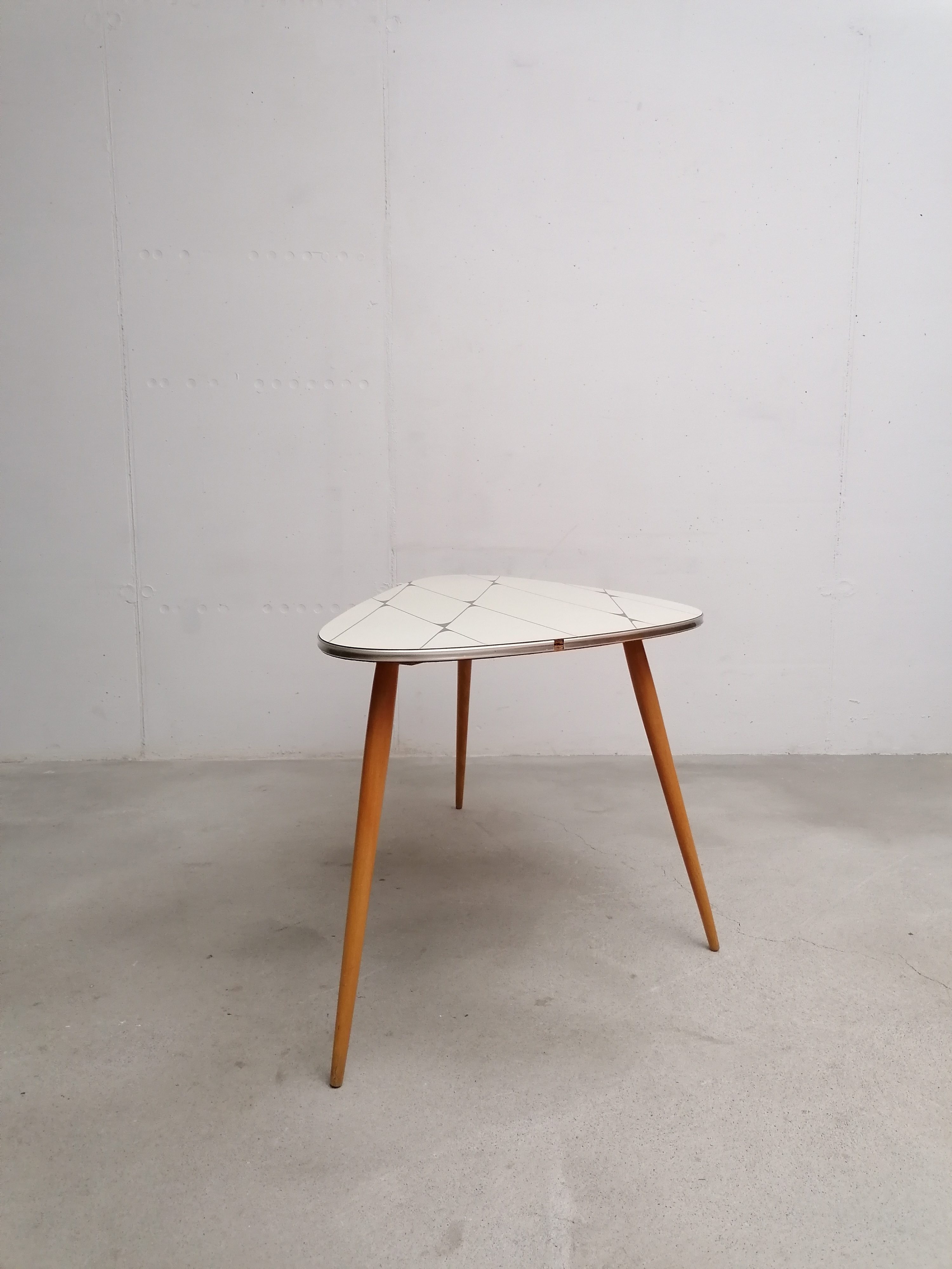 Grande table d'appoint tripode – Image 8