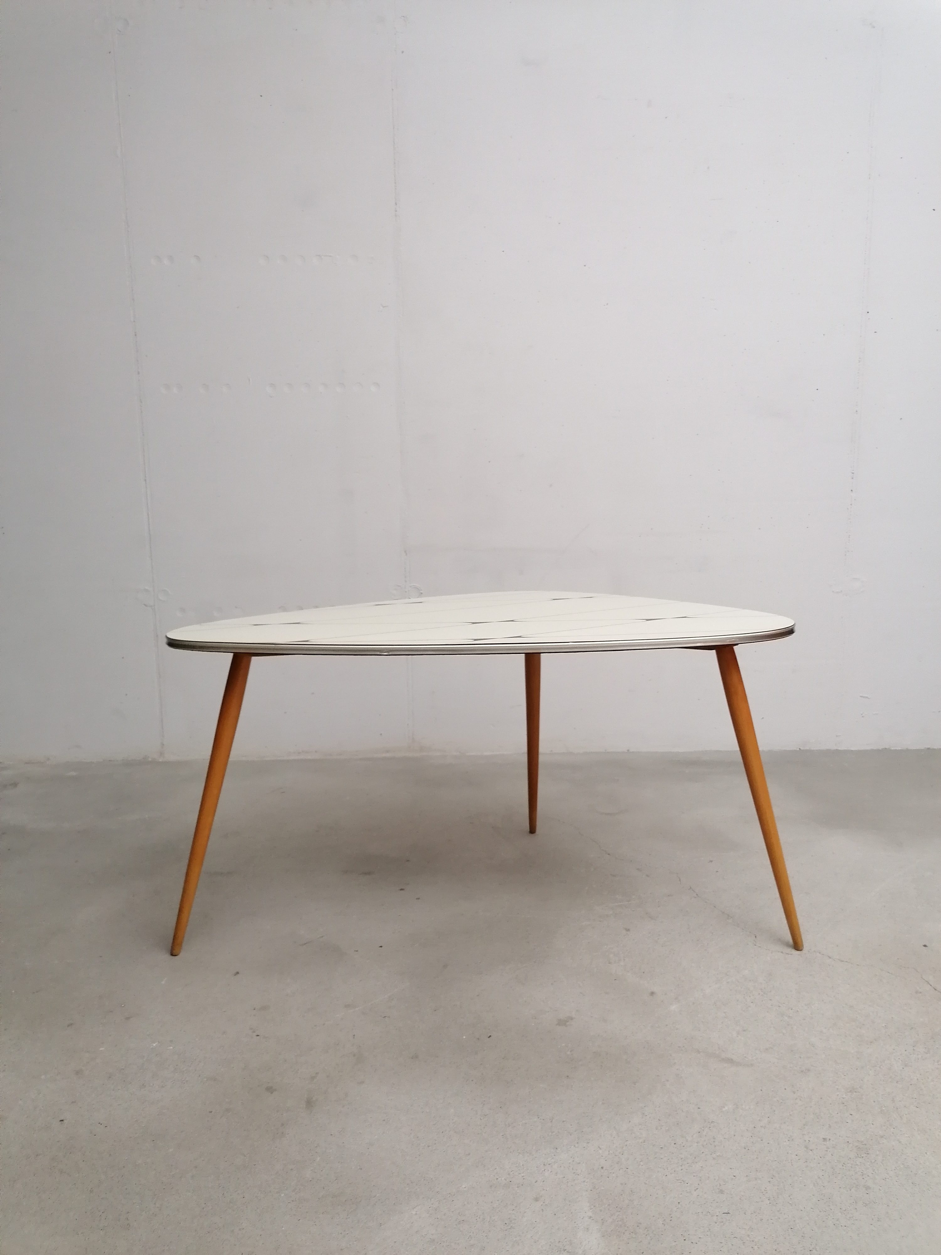 Grande table d'appoint tripode – Image 9