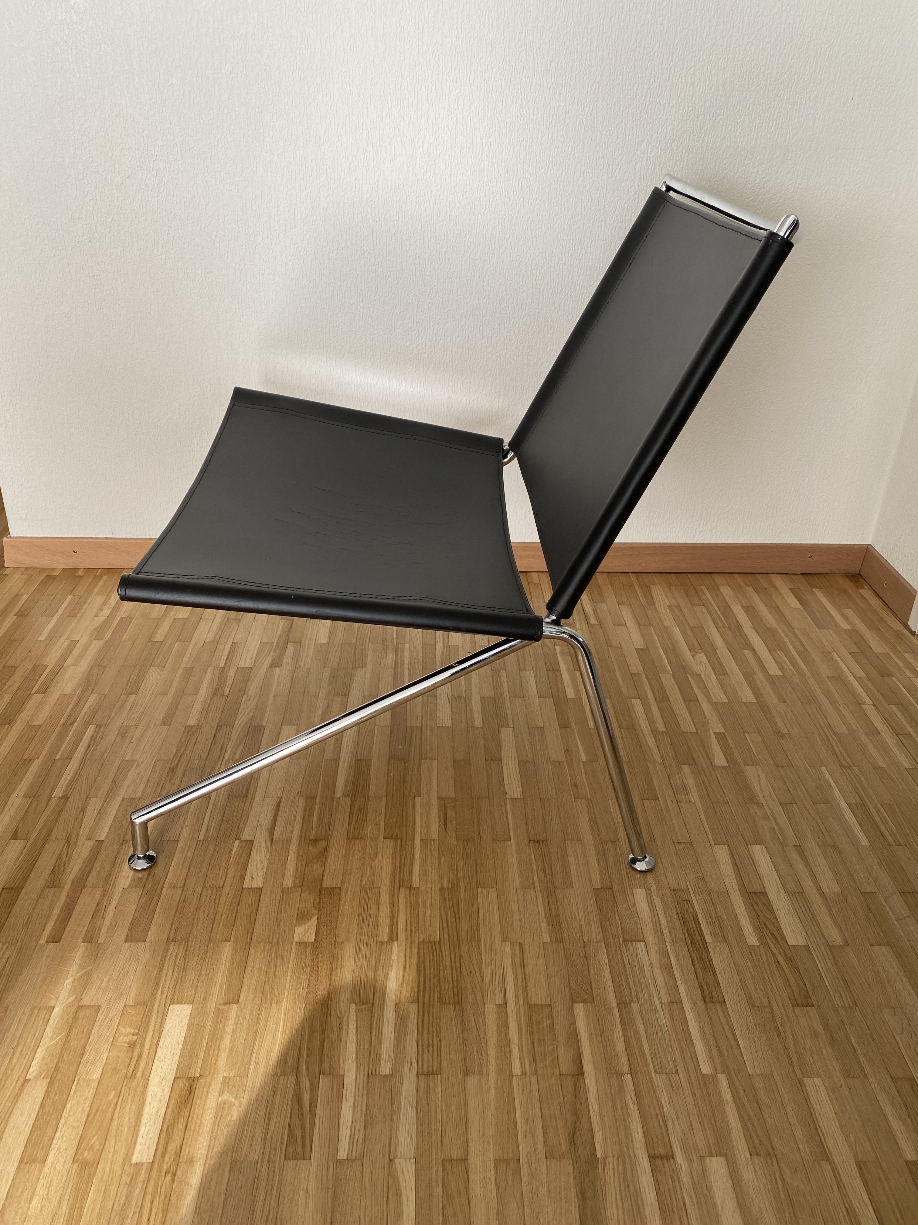 Paire de fauteuils en skaï et acier chromé – Image 5