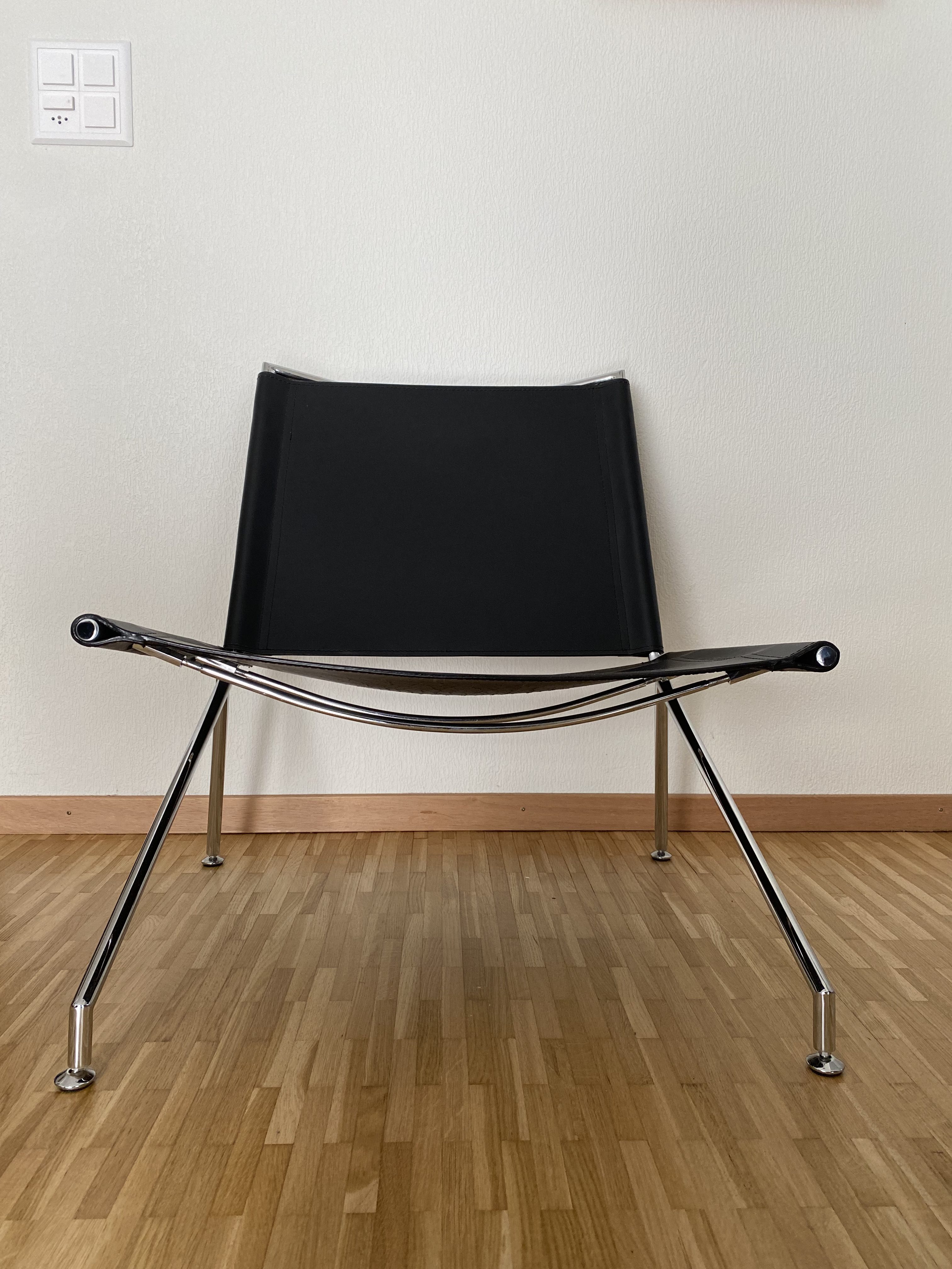 Paire de fauteuils en skaï et acier chromé – Image 7