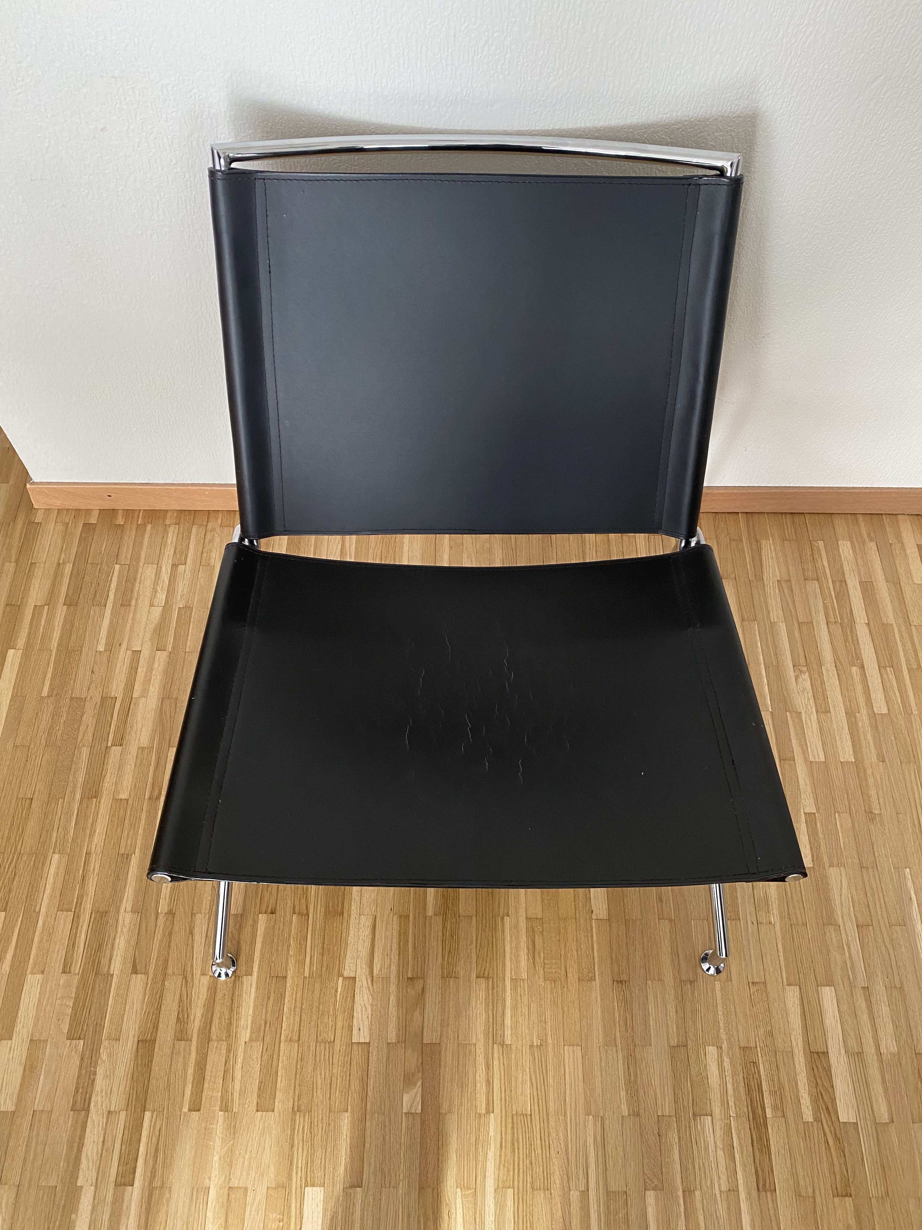 Paire de fauteuils en skaï et acier chromé – Image 8