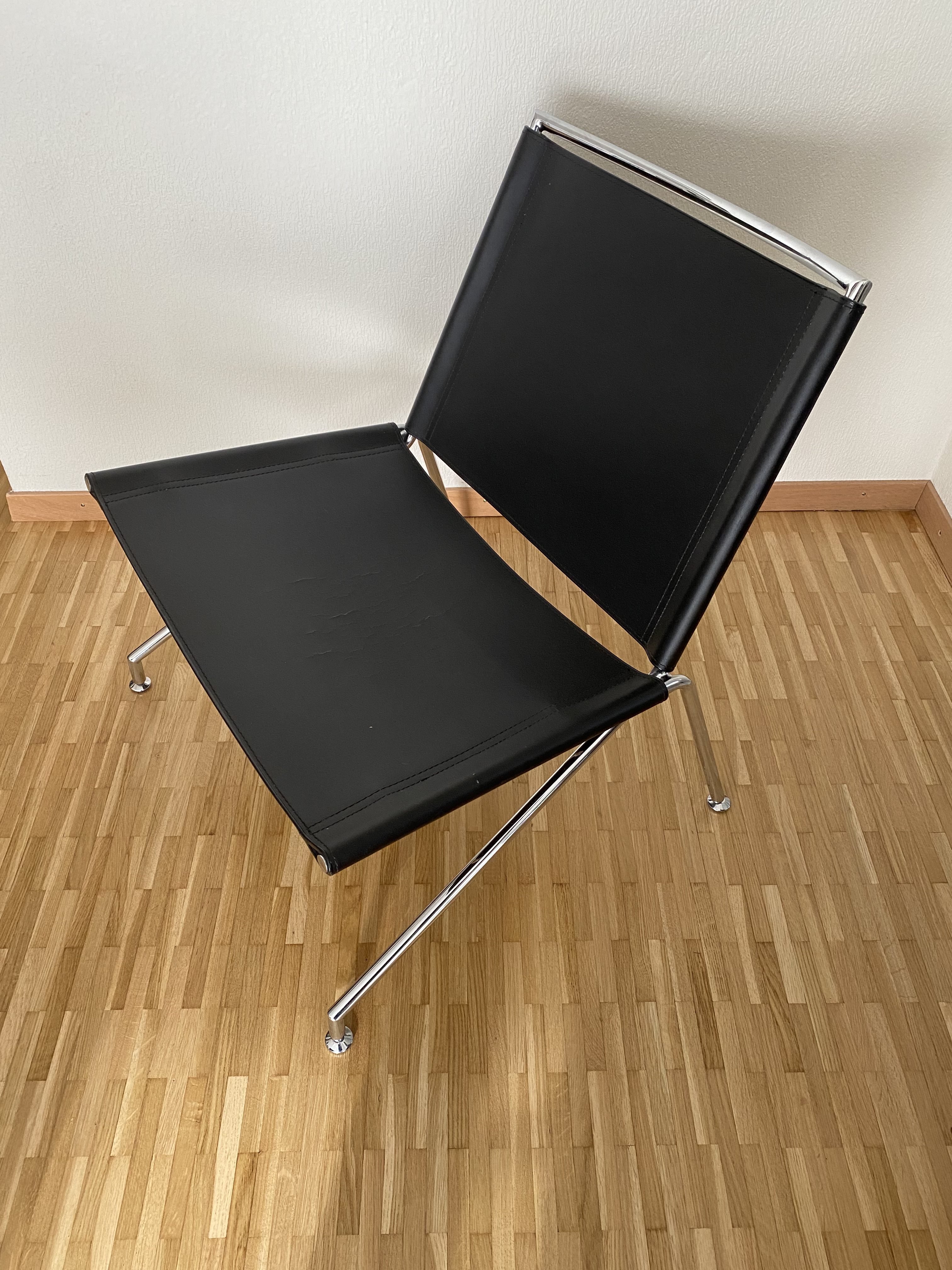 Paire de fauteuils en skaï et acier chromé – Image 9