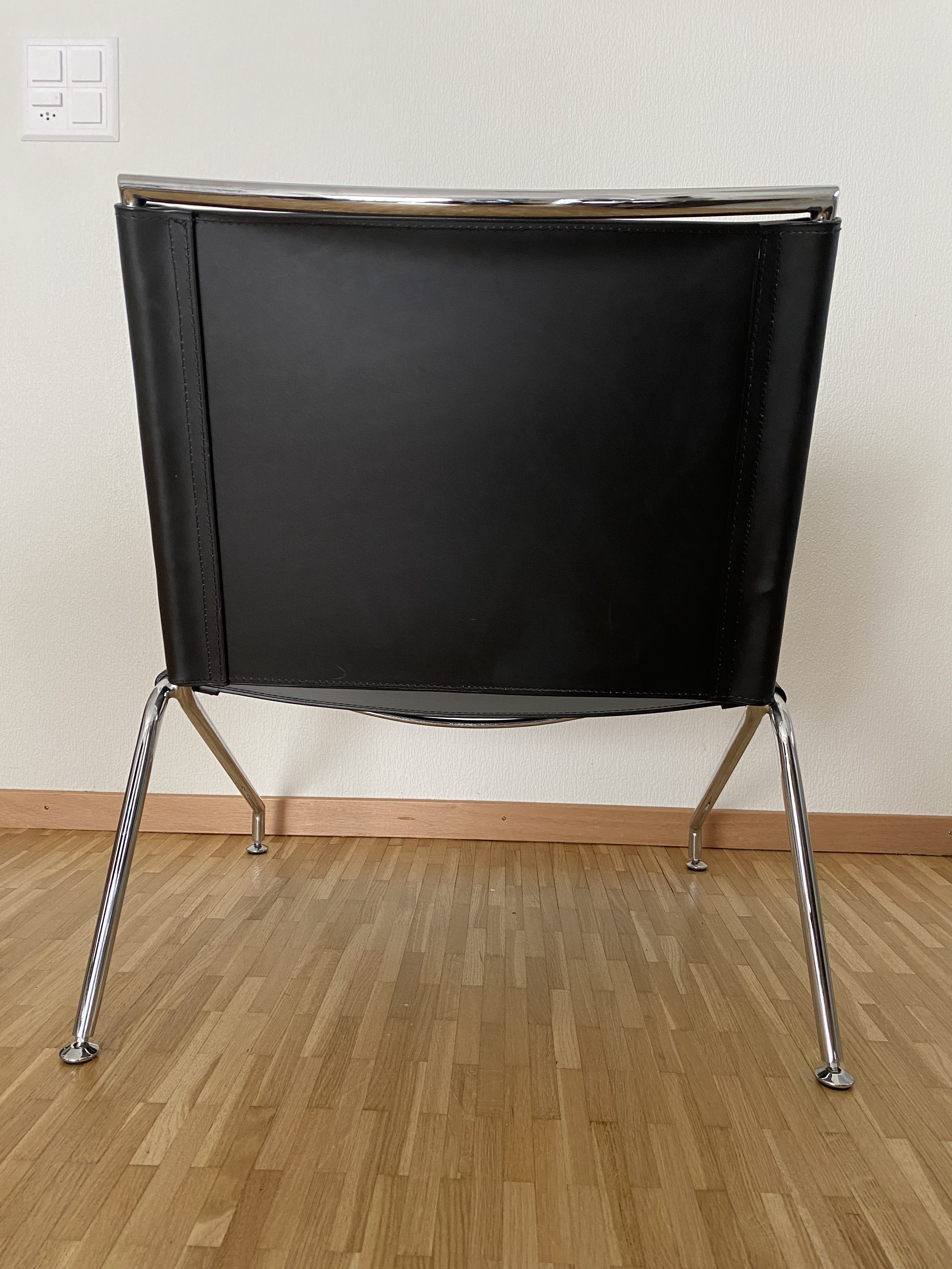 Paire de fauteuils en skaï et acier chromé – Image 11