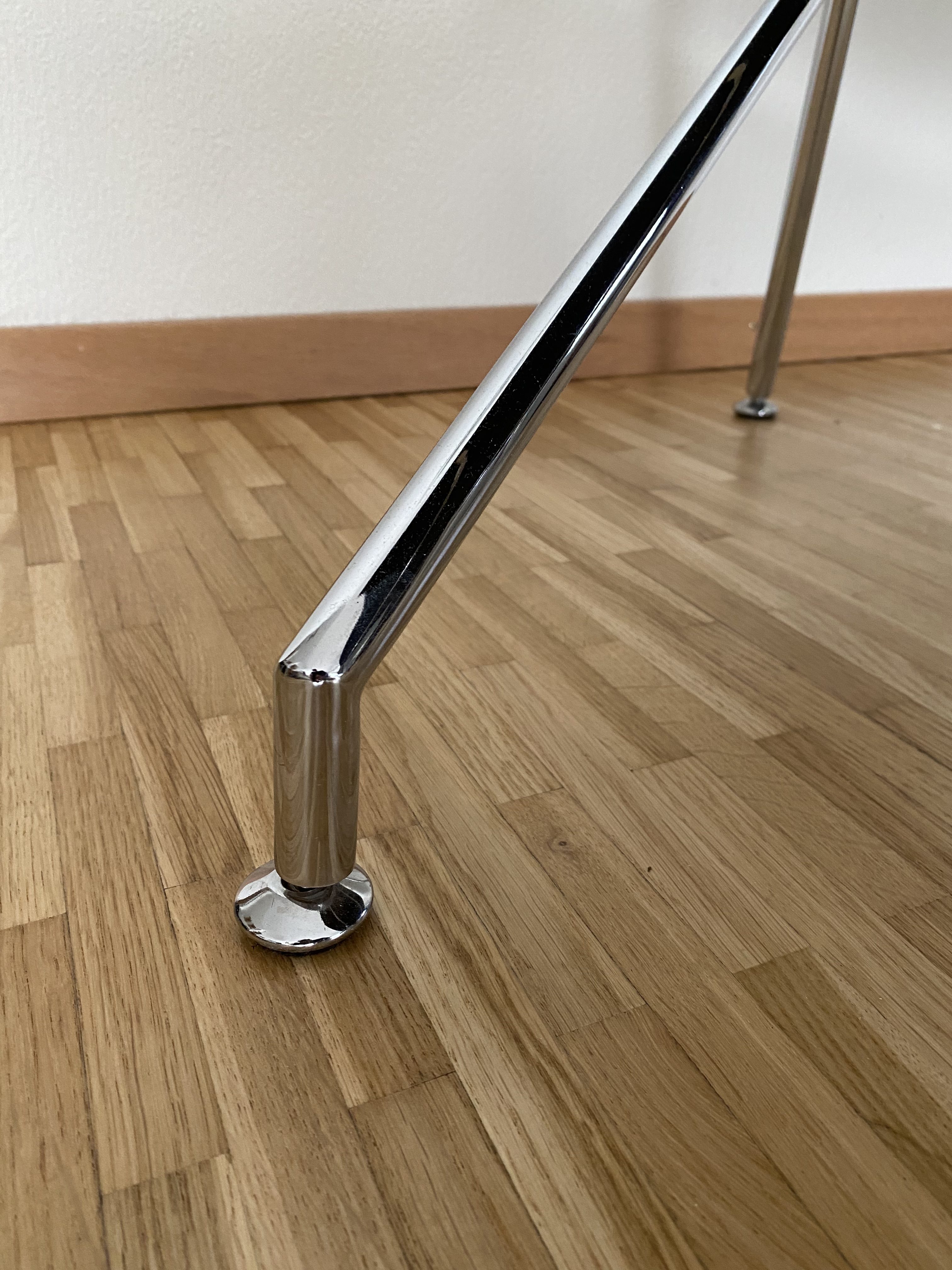 Paire de fauteuils en skaï et acier chromé – Image 12