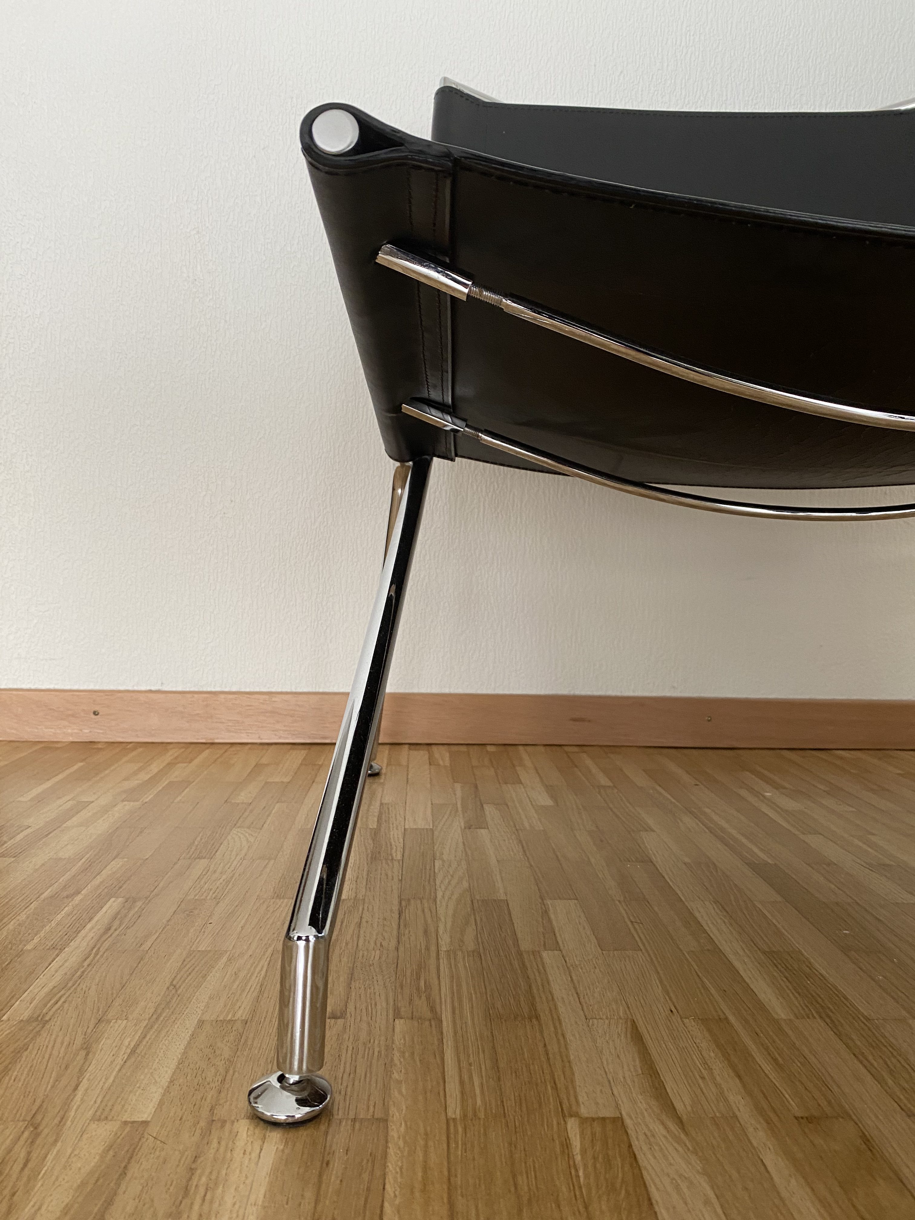 Paire de fauteuils en skaï et acier chromé – Image 13