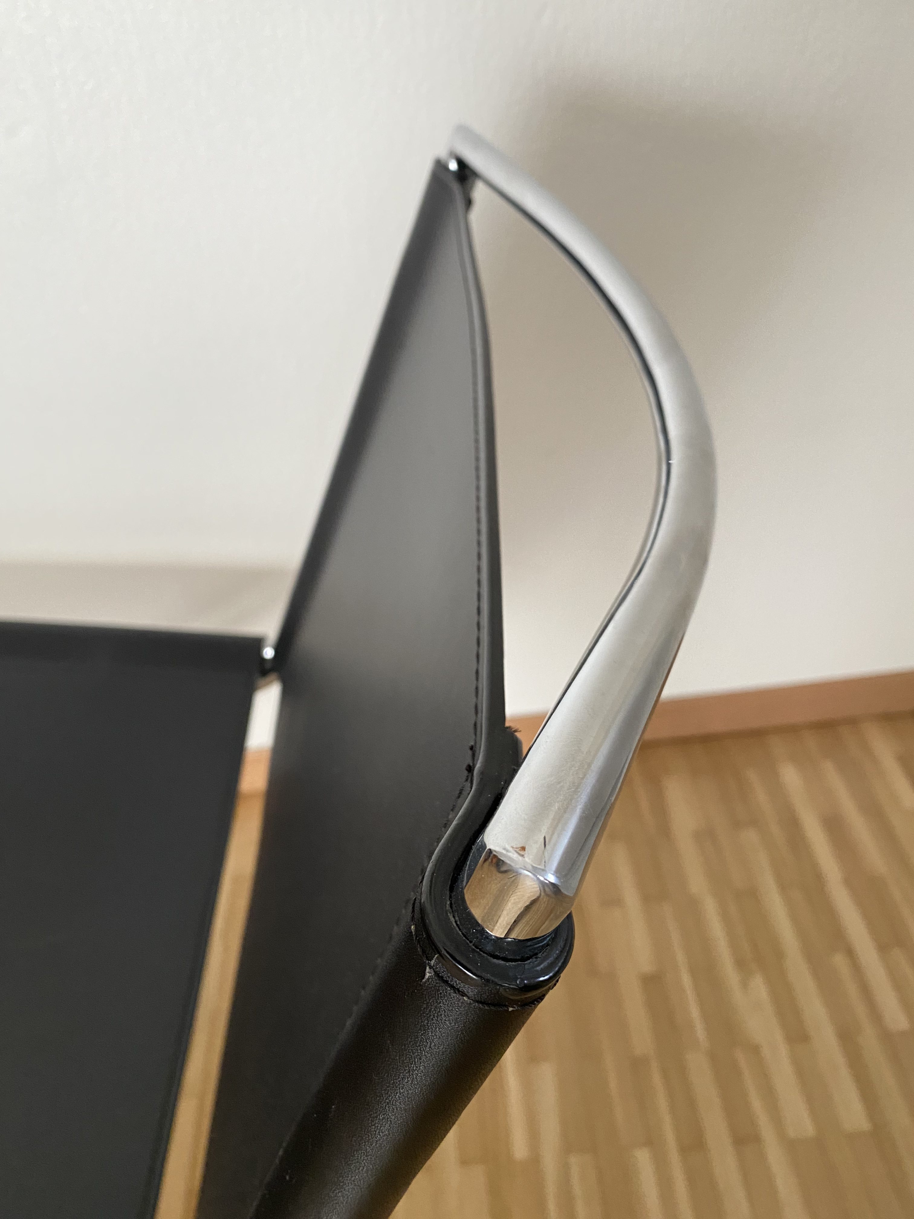 Paire de fauteuils en skaï et acier chromé – Image 15