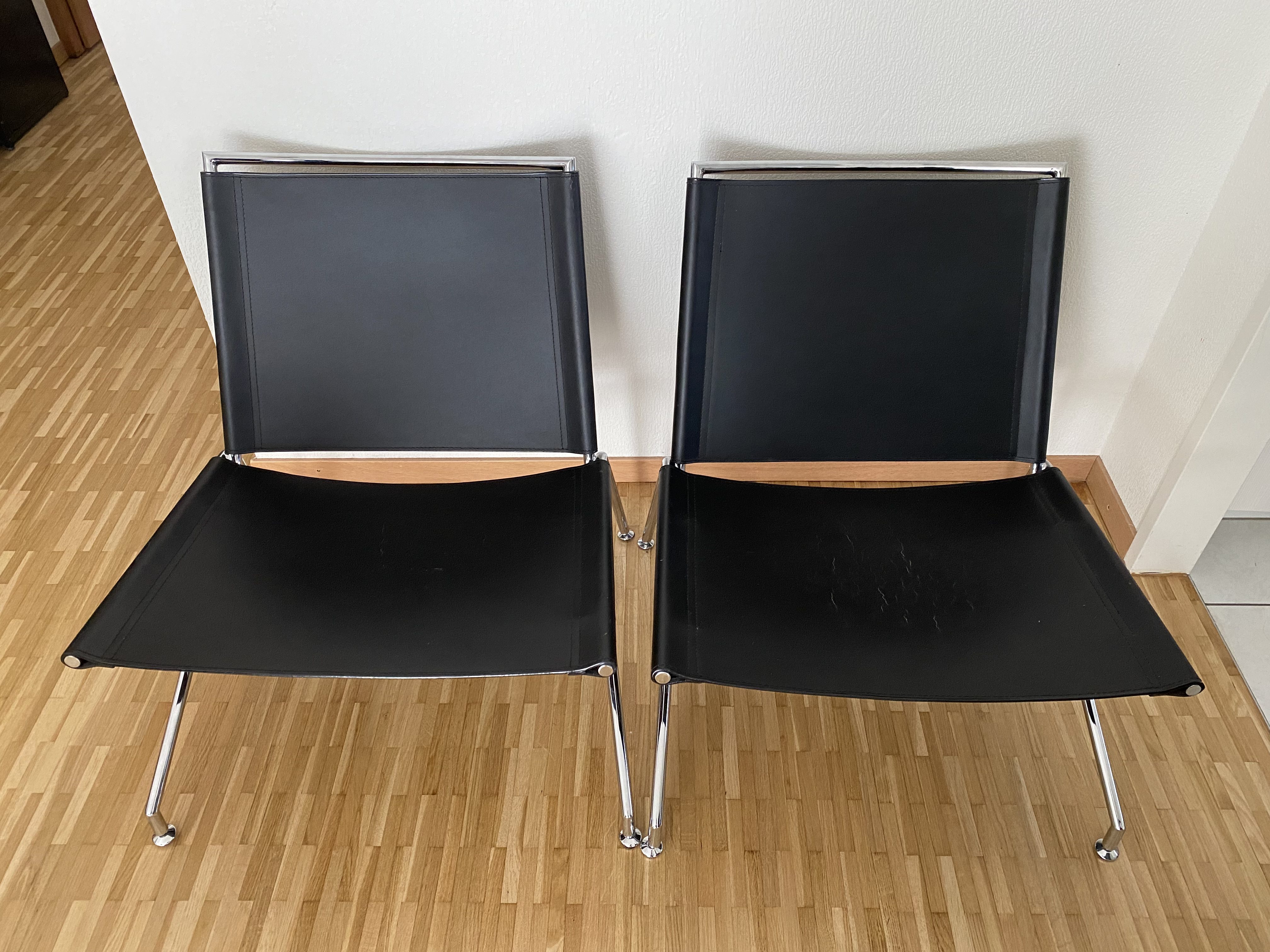 Paire de fauteuils en skaï et acier chromé – Image 3