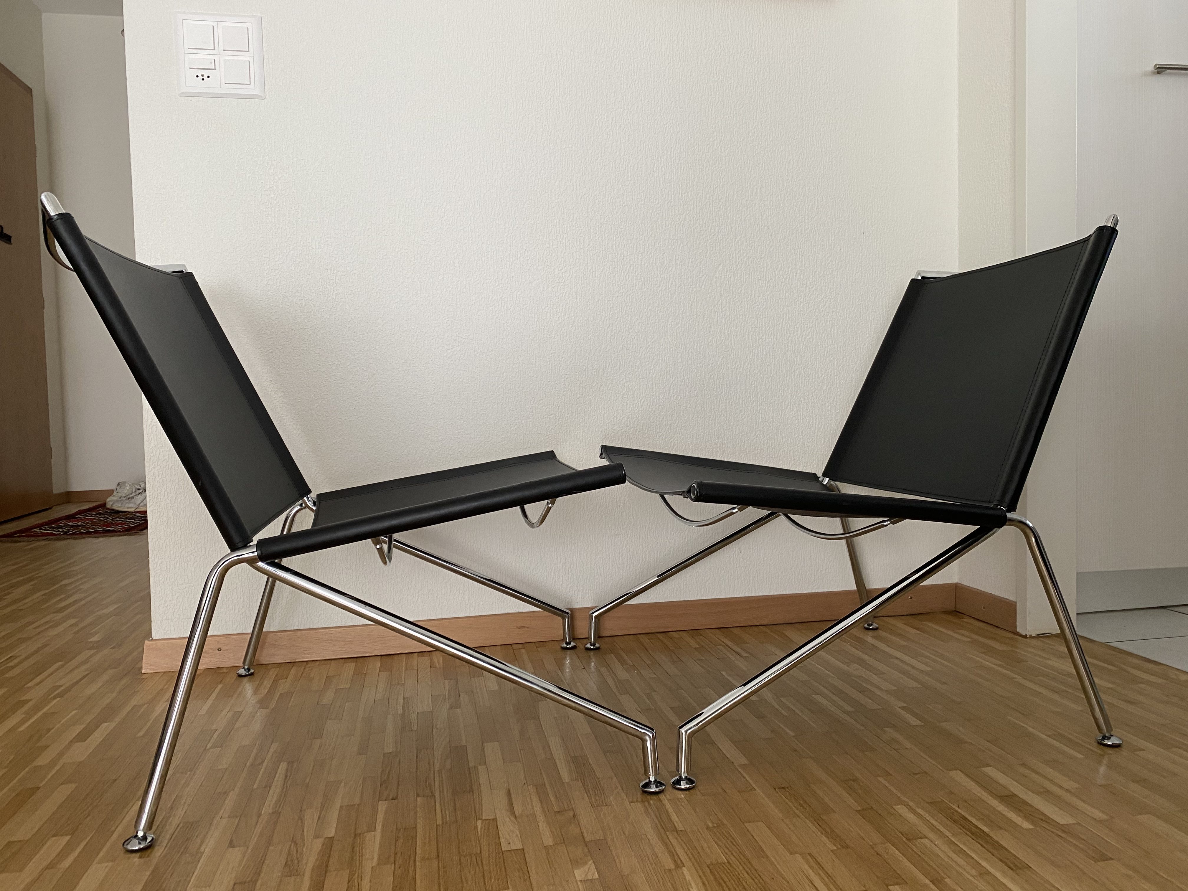 Paire de fauteuils en skaï et acier chromé – Image 2