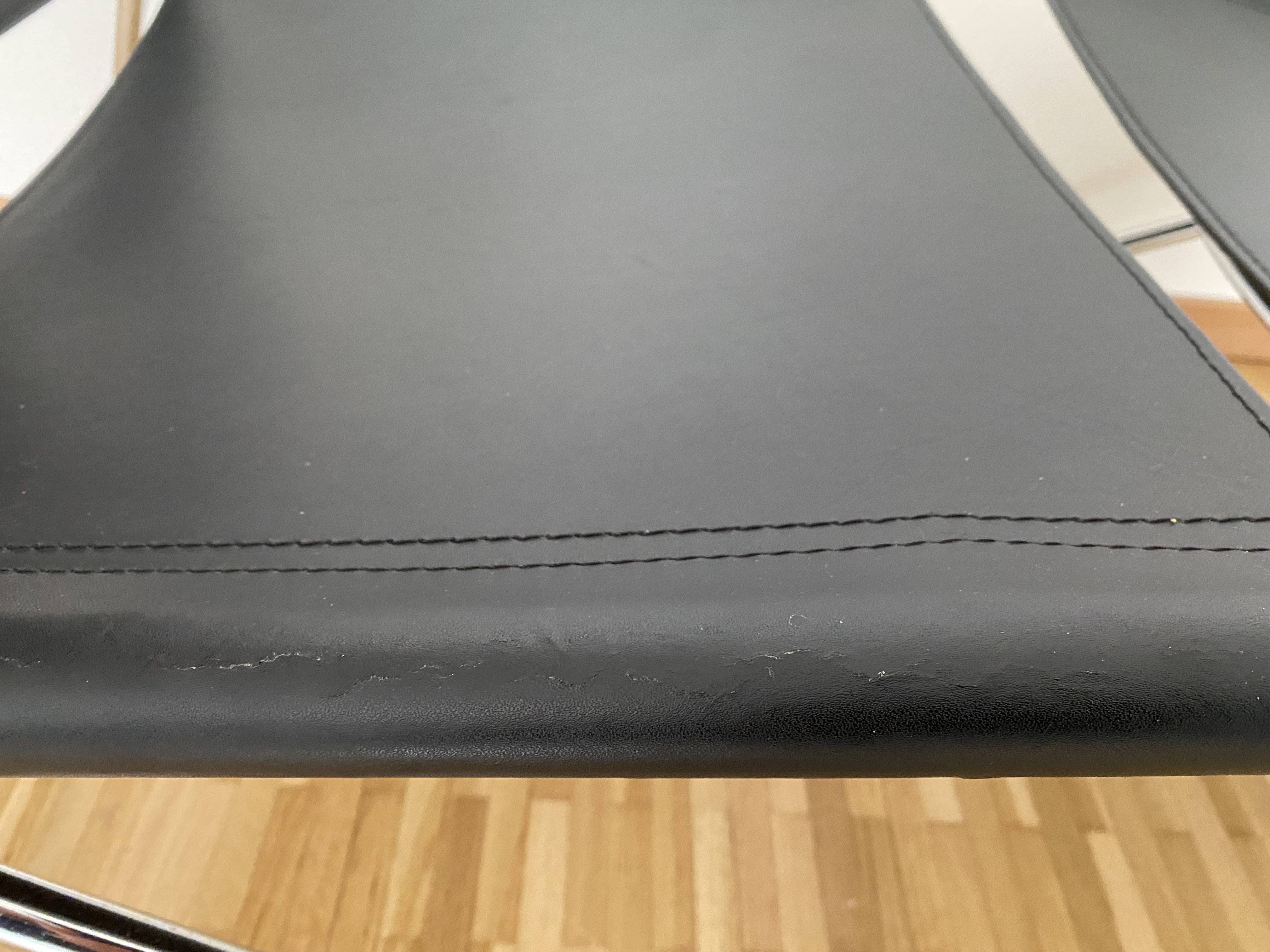 Paire de fauteuils en skaï et acier chromé – Image 16