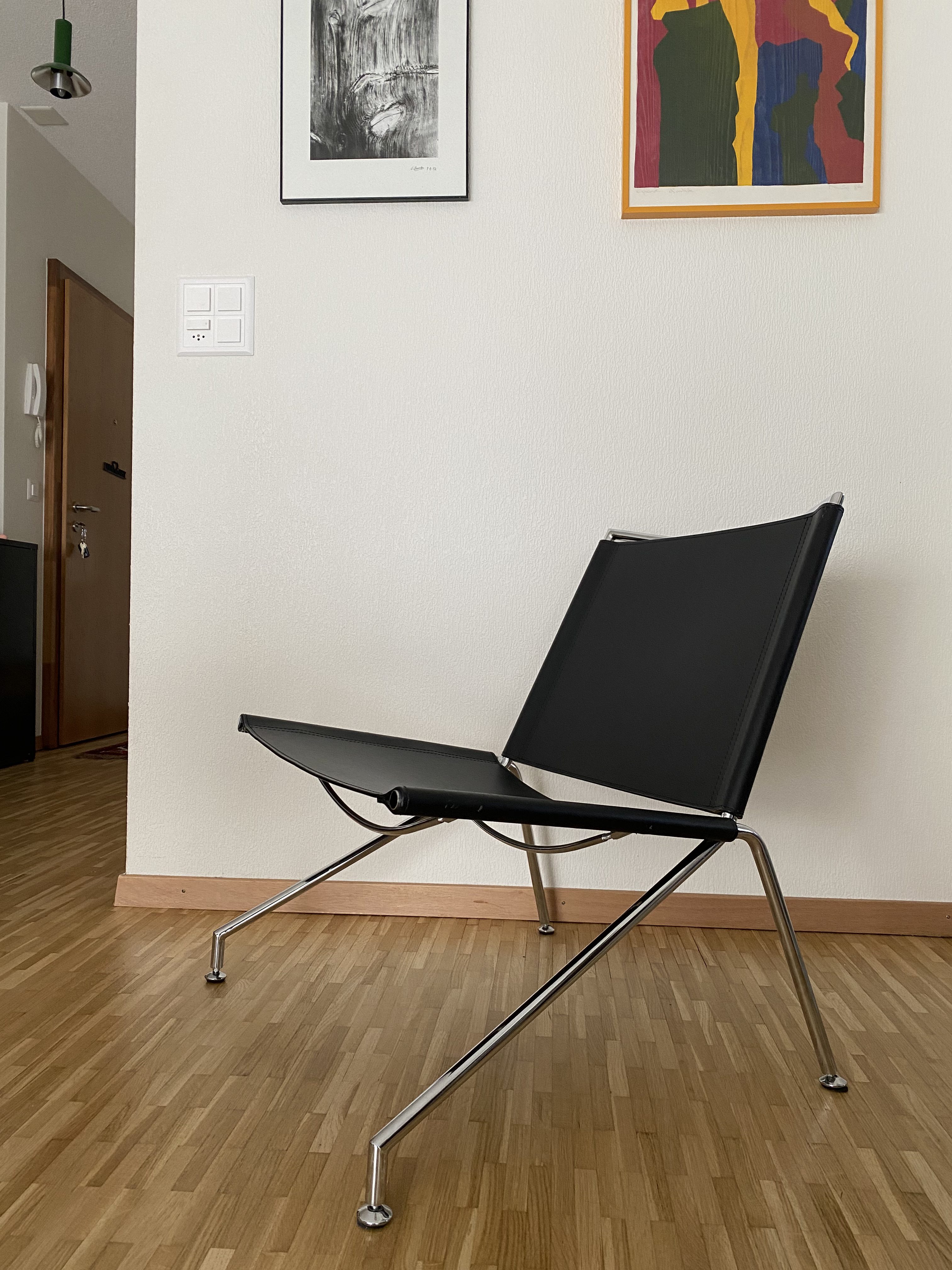 Paire de fauteuils en skaï et acier chromé – Image 4