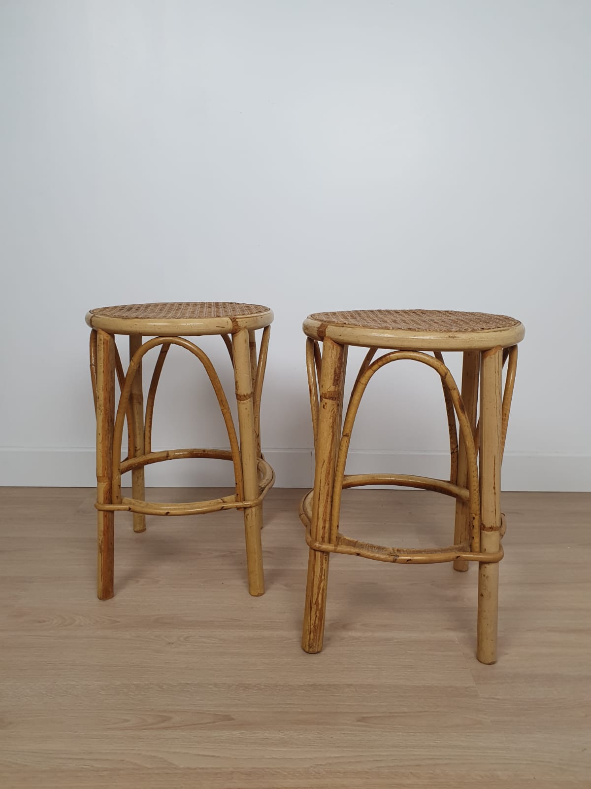 Paire de tabourets en rotin et osier – Image 3