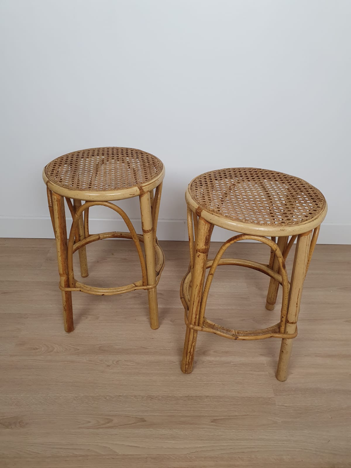 Paire de tabourets en rotin et osier – Image 2