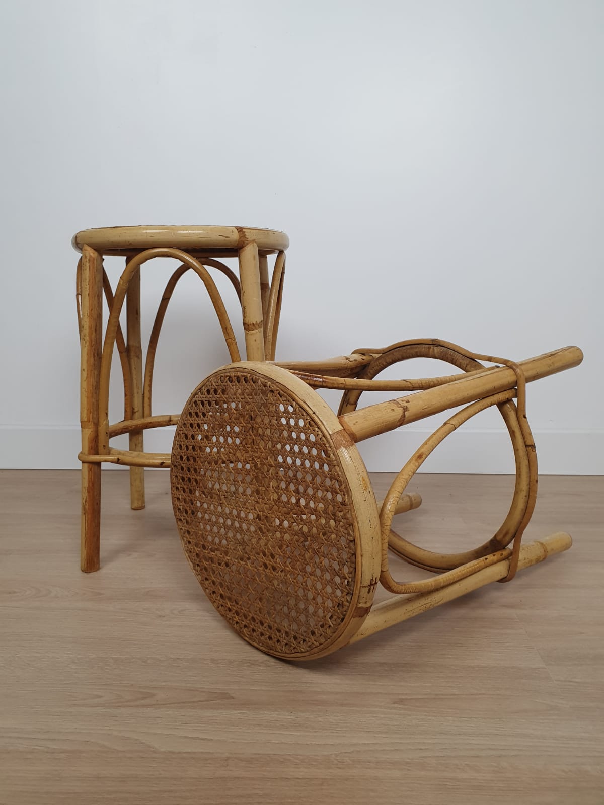 Paire de tabourets en rotin et osier – Image 6