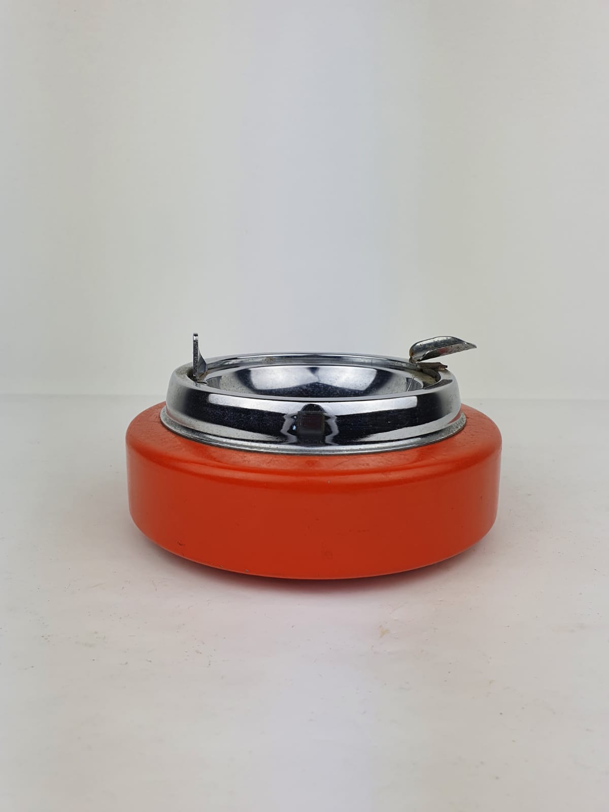 Cendrier orange en métal 60s – Image 2