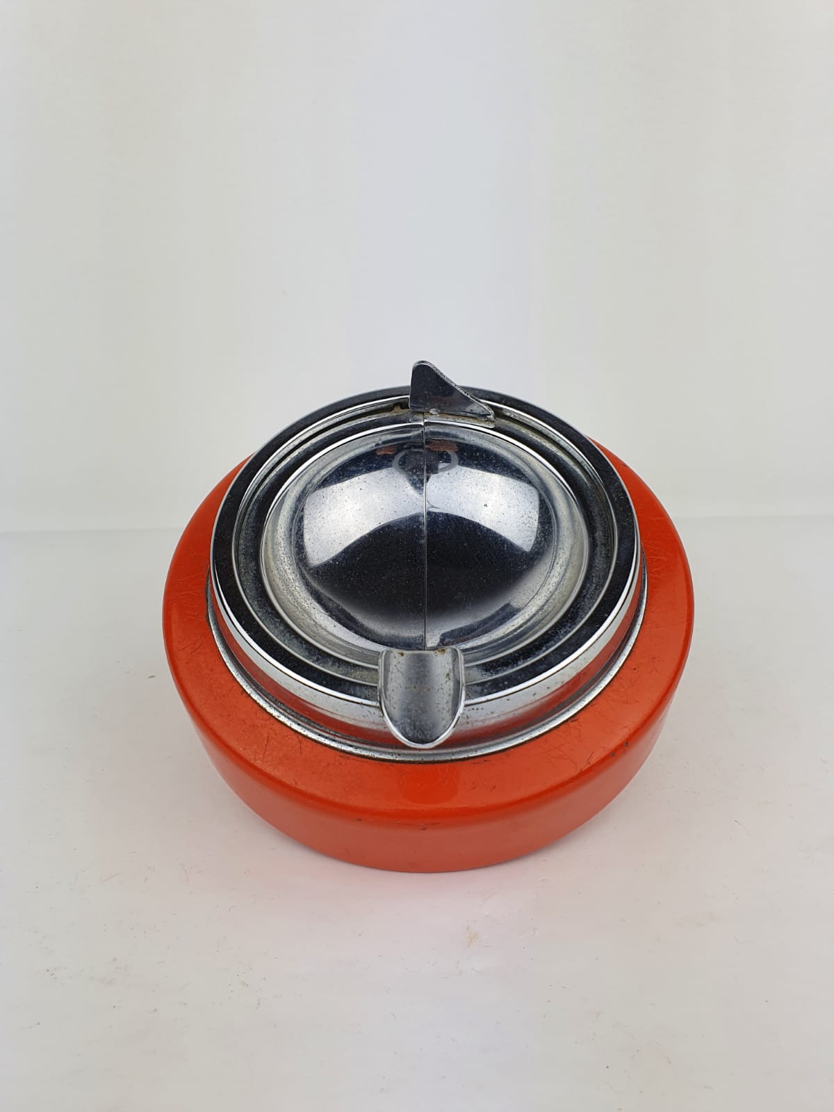 Cendrier orange en métal 60s – Image 4