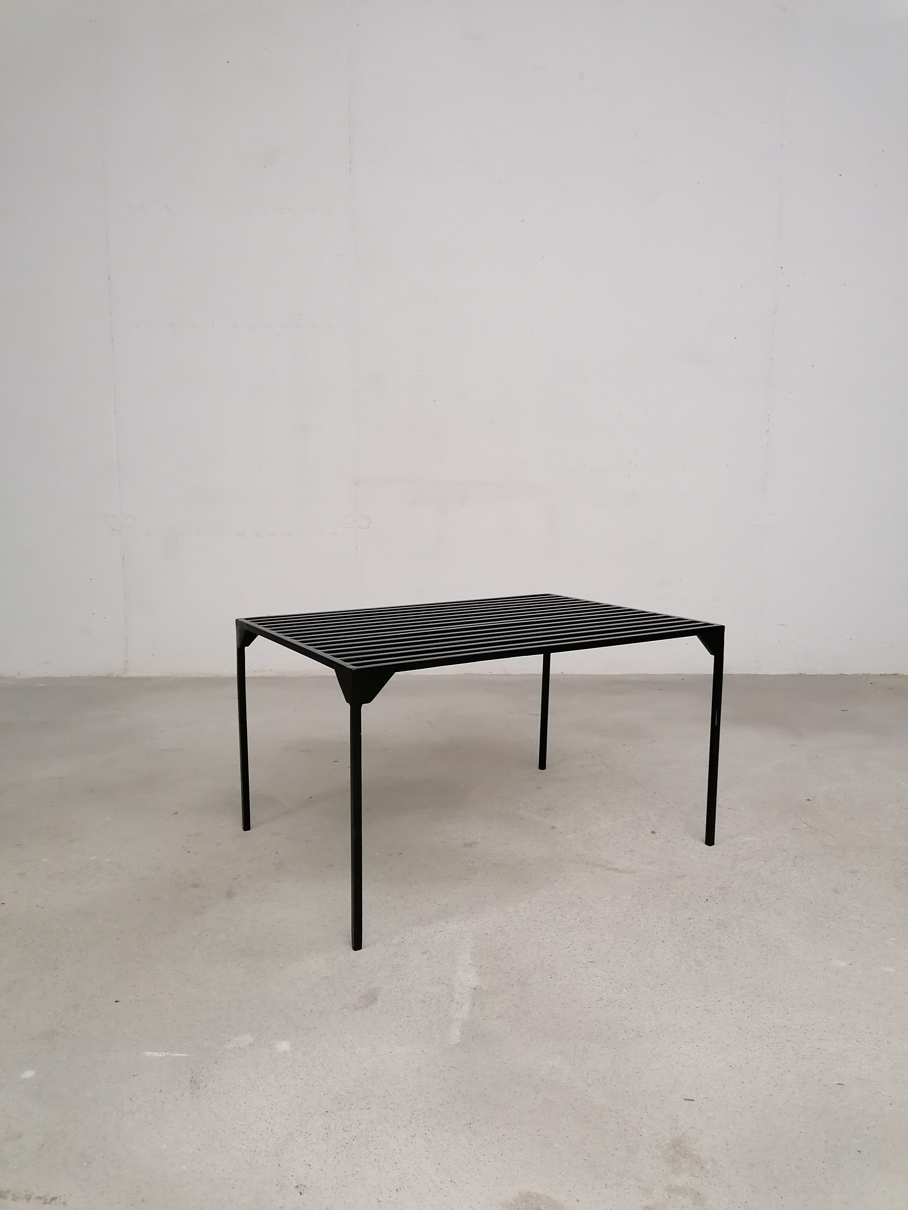 Table d'appoint en métal – Image 2