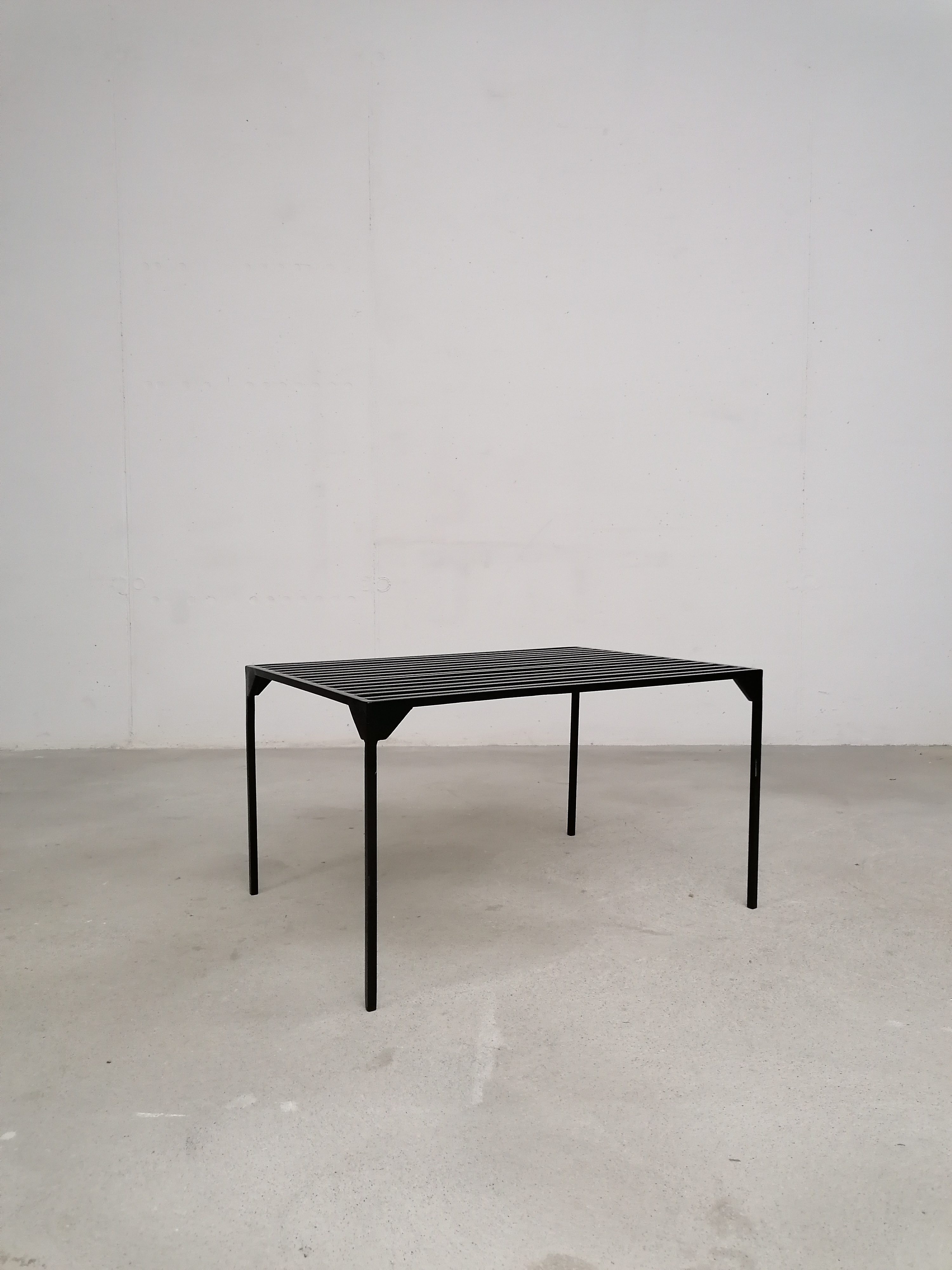 Table d'appoint en métal – Image 3