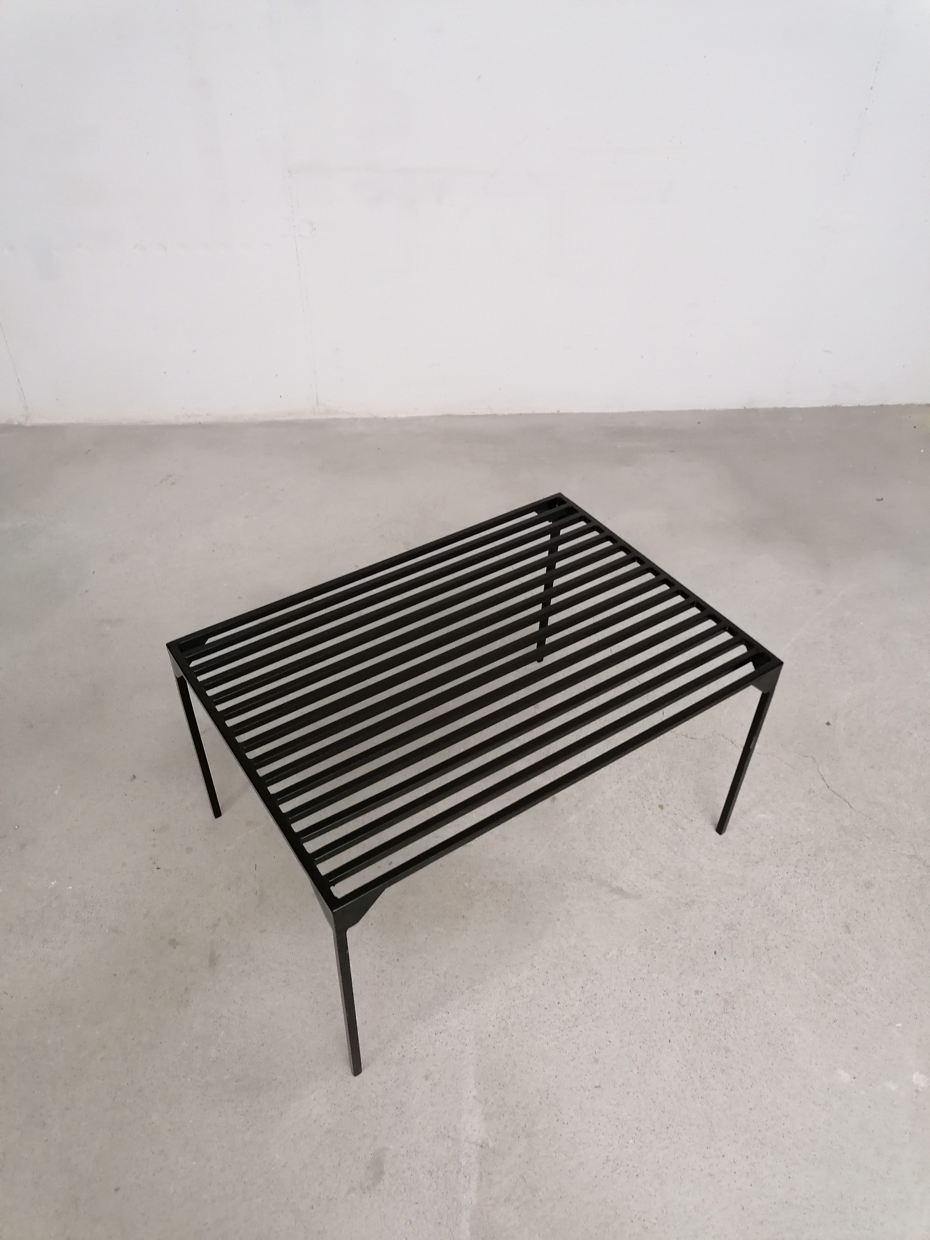 Table d'appoint en métal – Image 4