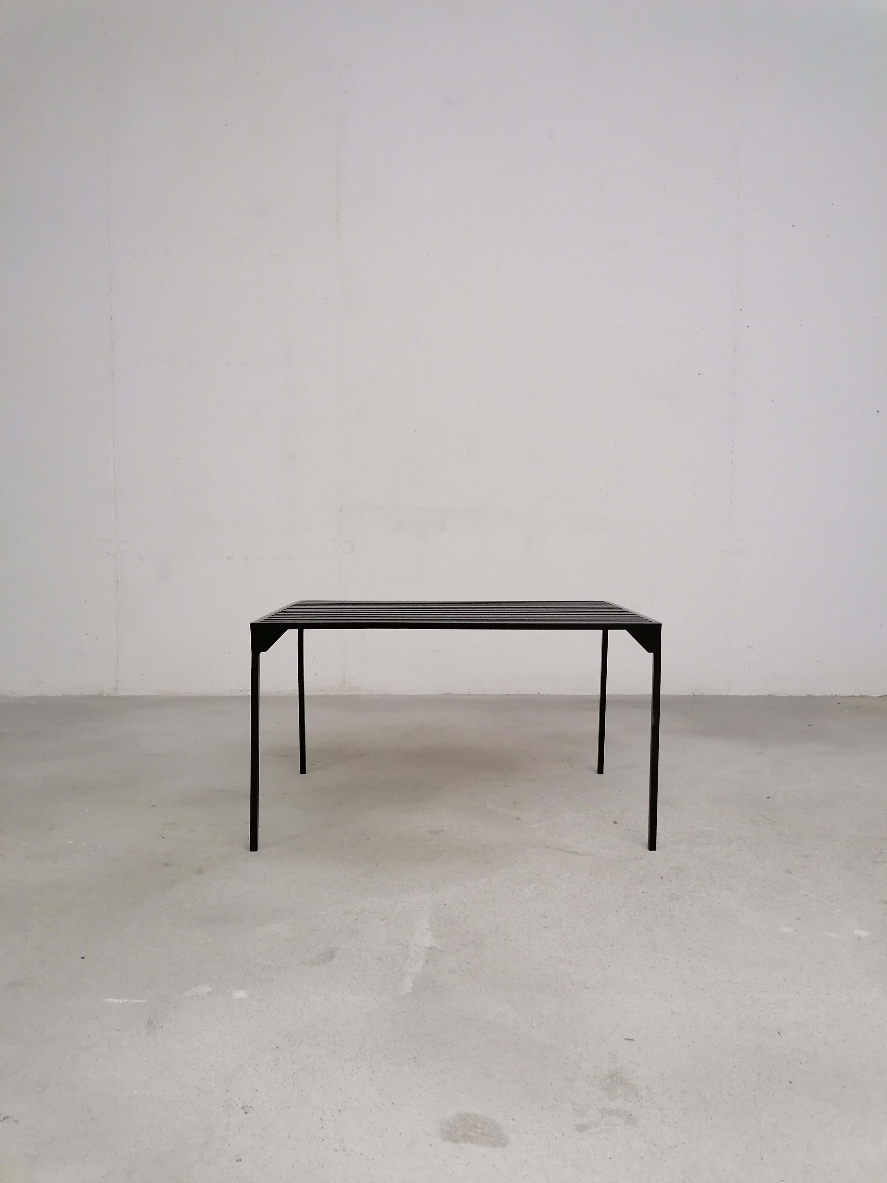 Table d'appoint en métal – Image 5