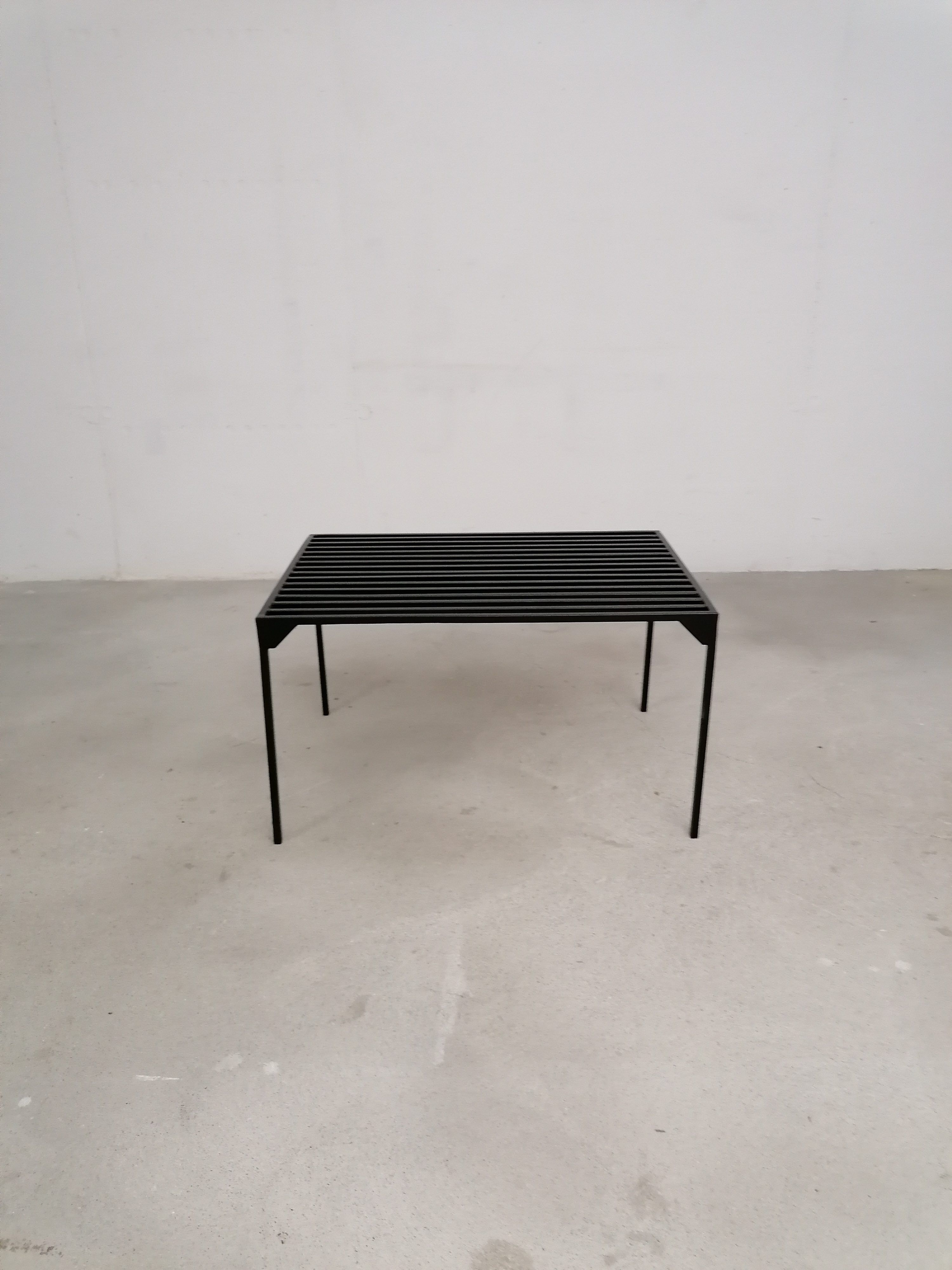 Table d'appoint en métal – Image 6