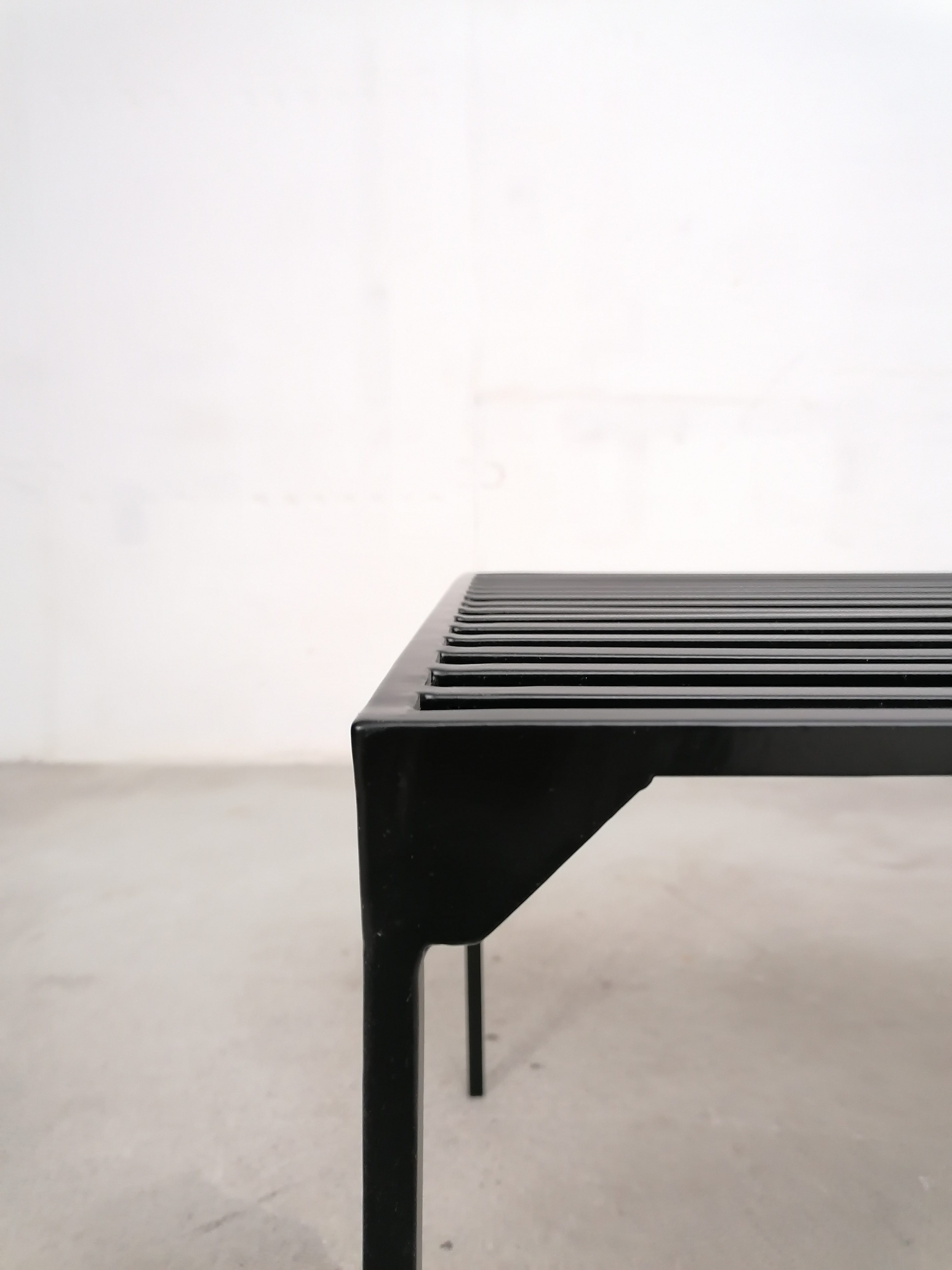 Table d'appoint en métal – Image 7