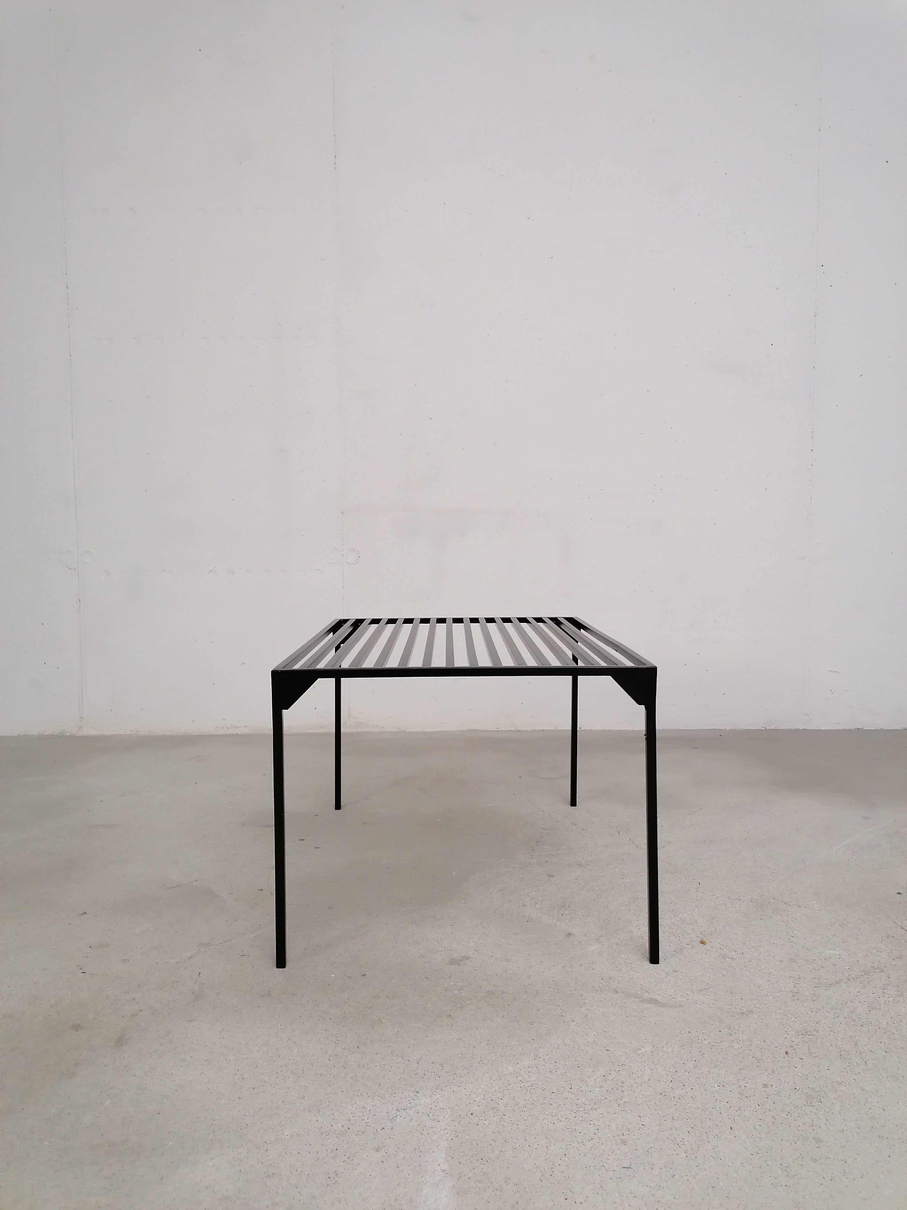 Table d'appoint en métal – Image 8