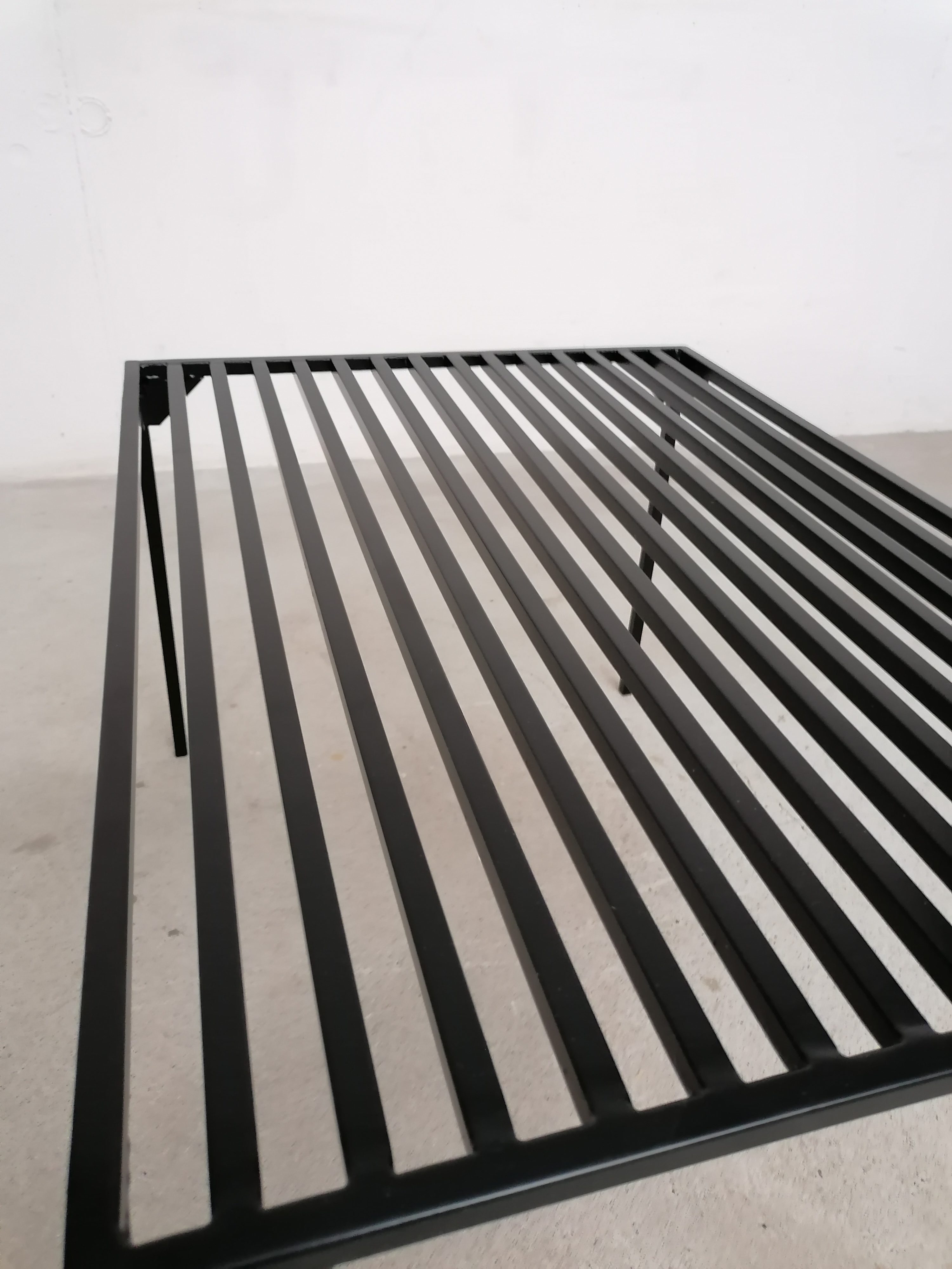 Table d'appoint en métal – Image 9