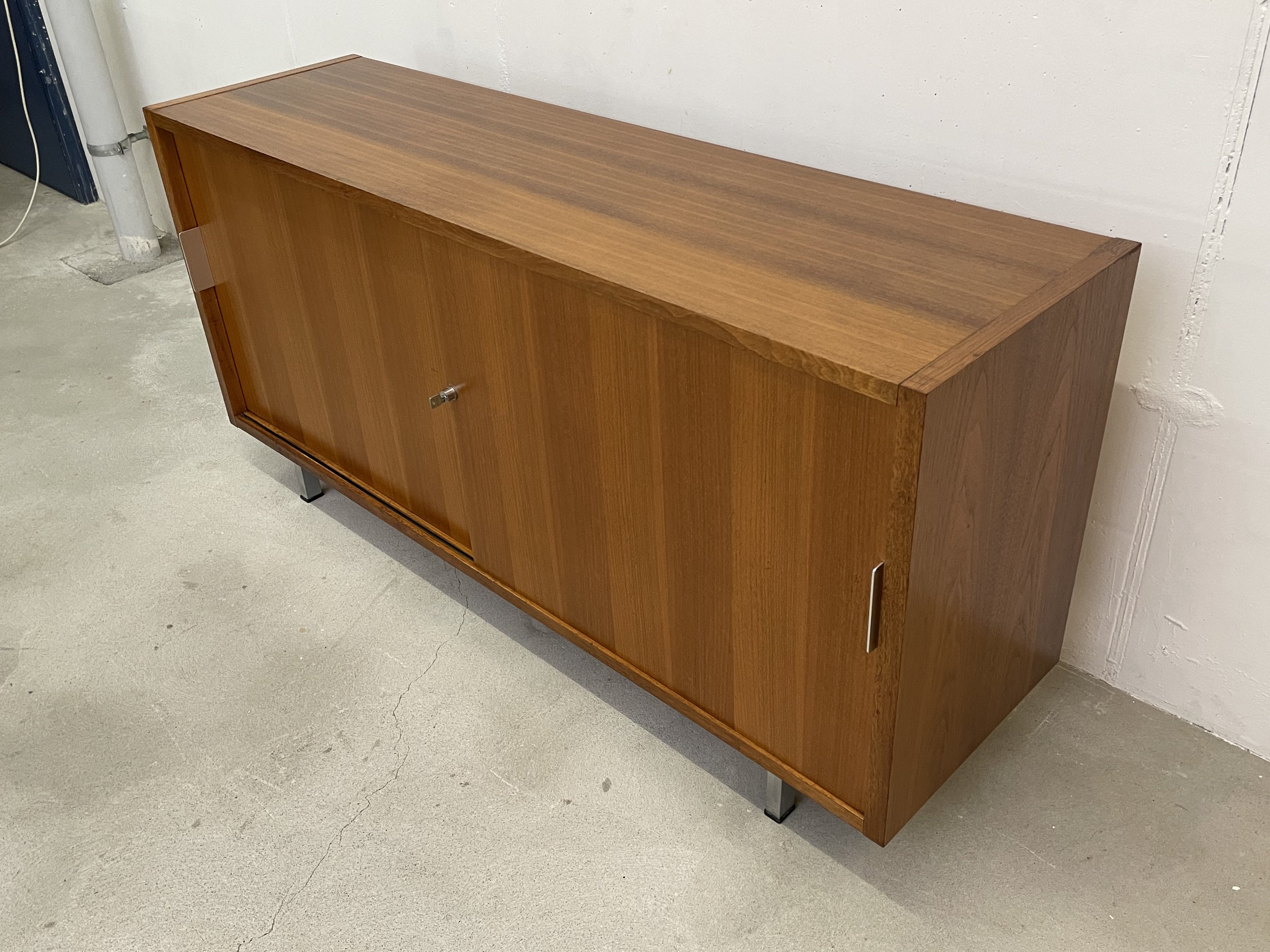 Sideboard à portes coulissantes – Image 4