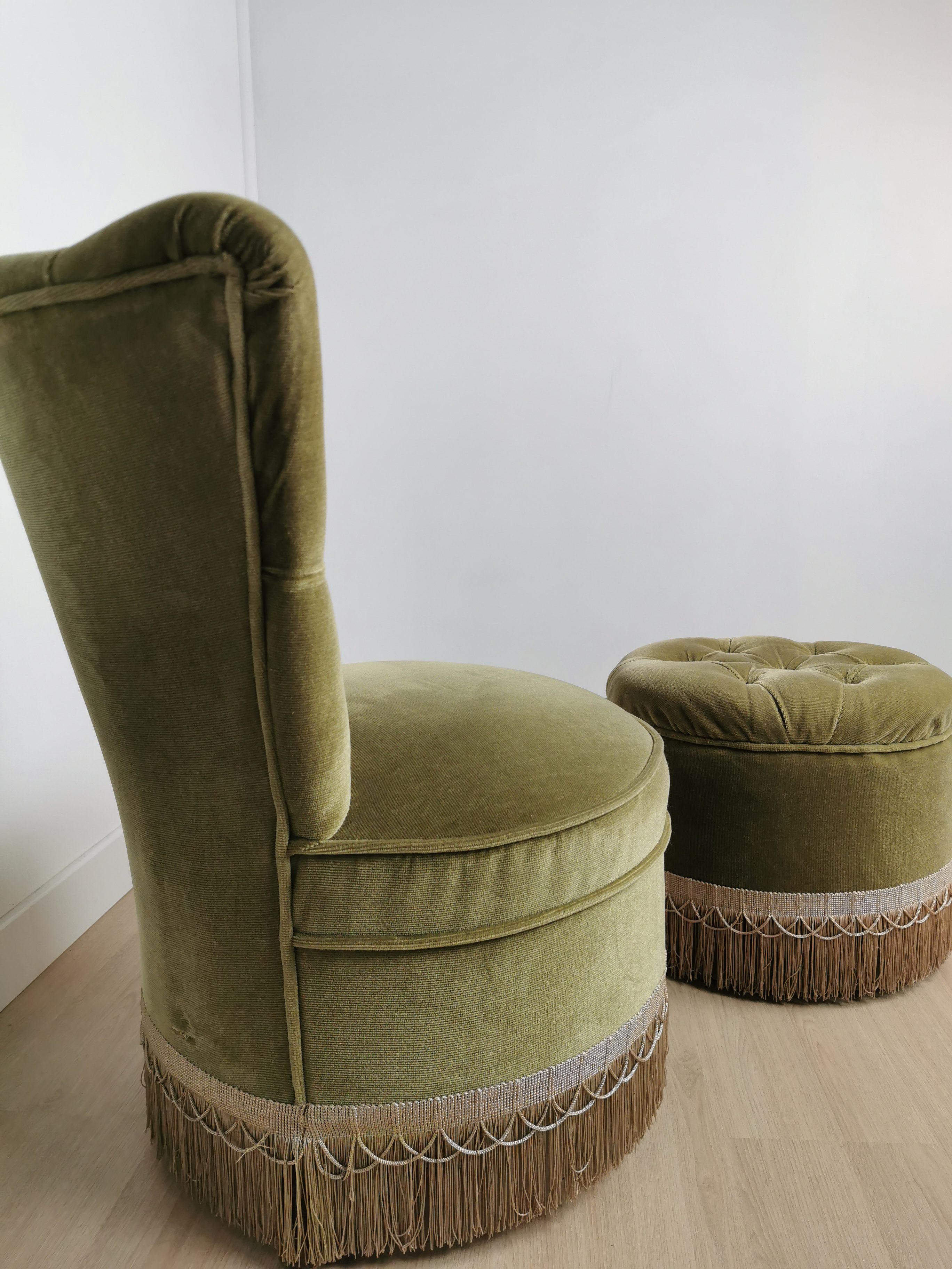 Chauffeuse crapaud avec repose pieds – Image 9